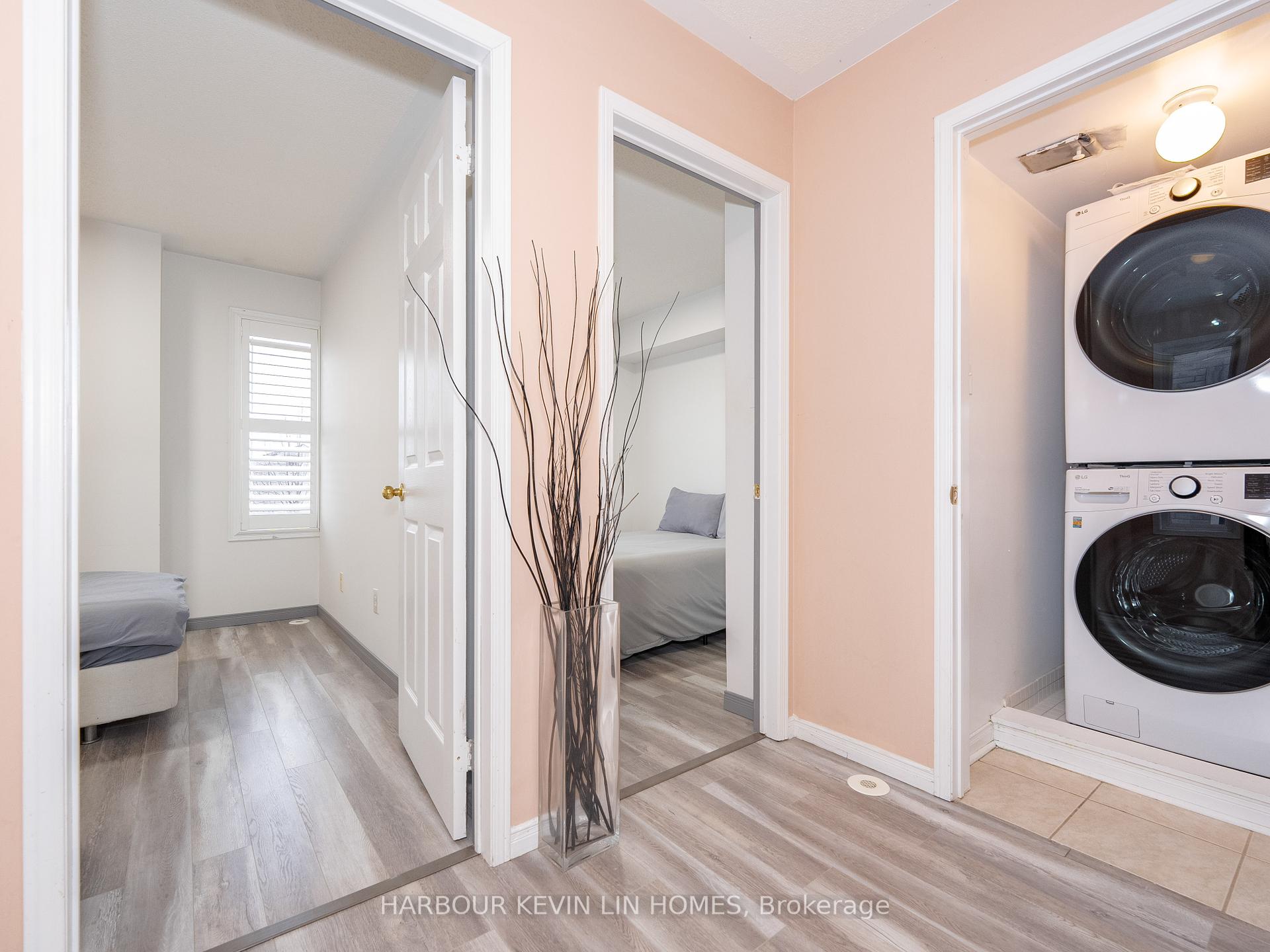 3 Bedrooms Condo at 4975 Southampton, Mississauga For sale