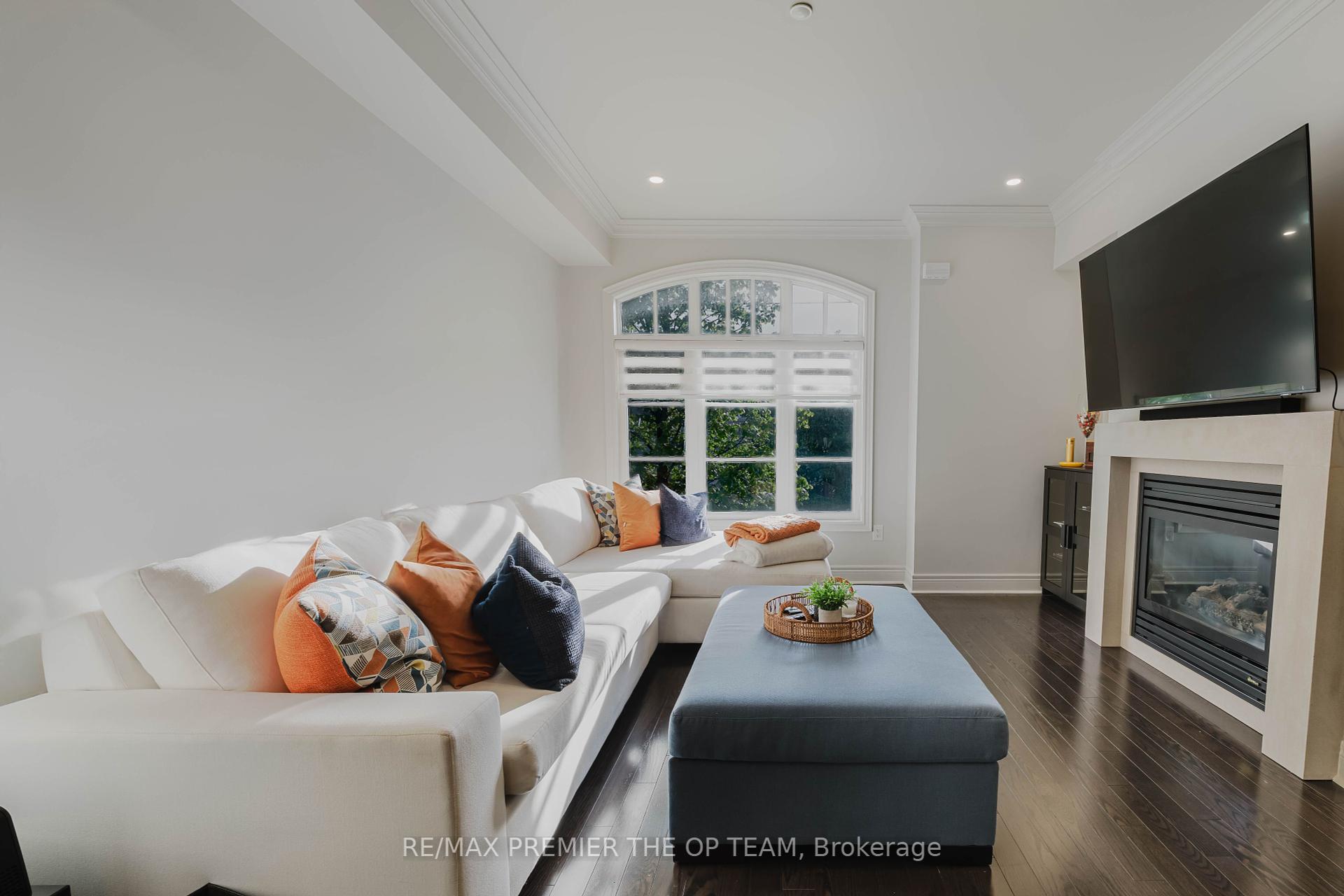 3 Bedrooms Condo at 8347 Kipling, Vaughan For sale