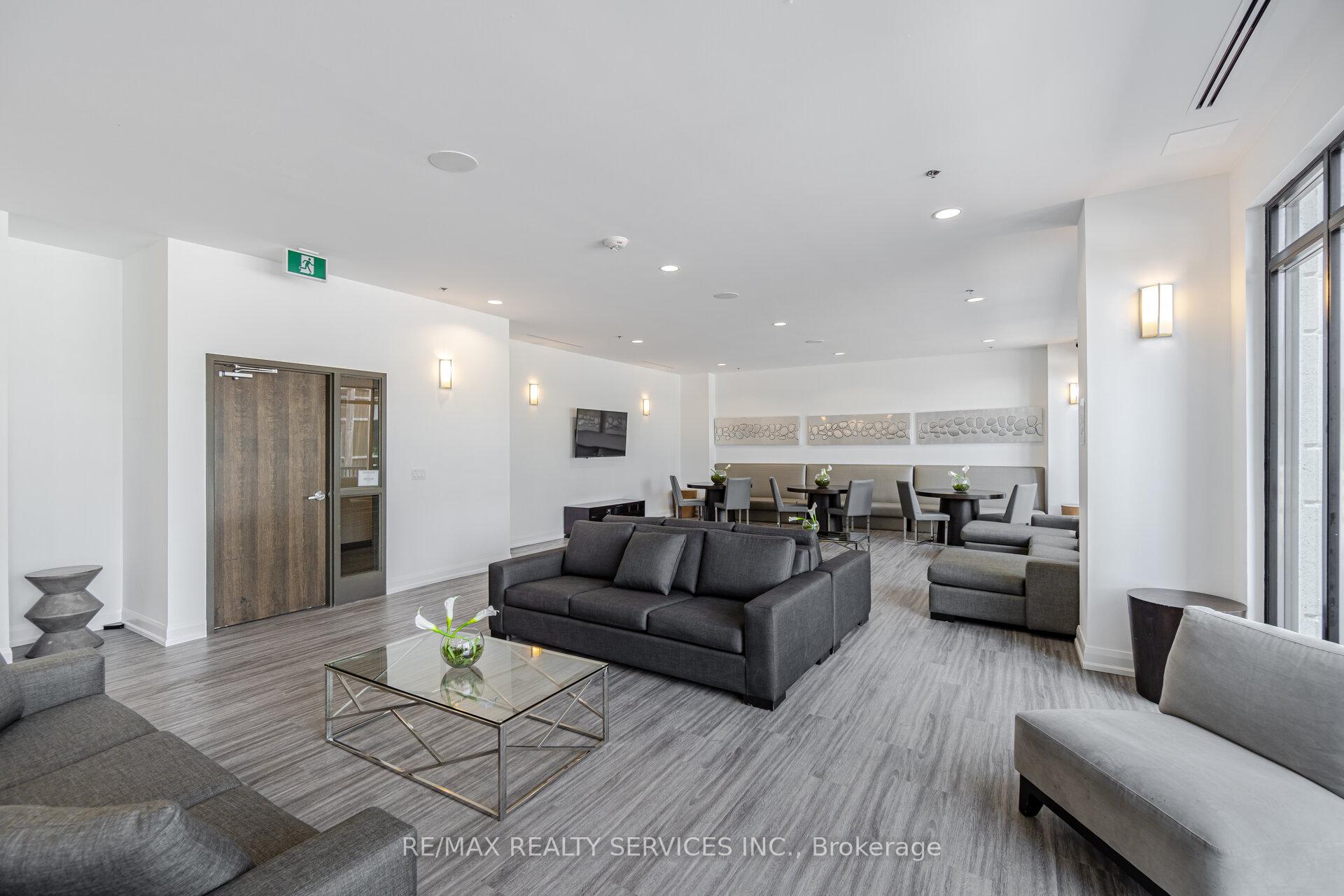 3 Bedrooms Condo at 2900 Highway 7, Vaughan For sale
