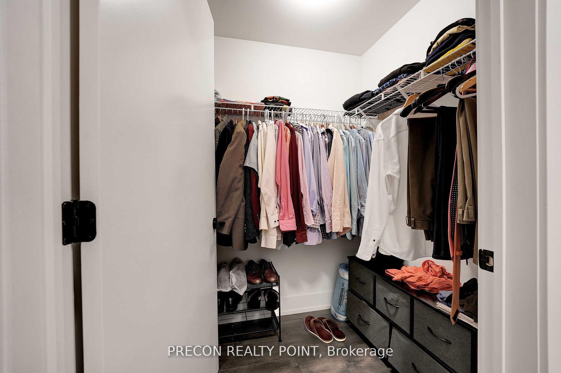 2 Bedrooms Condo at 2450 Old Bronte, Oakville For sale