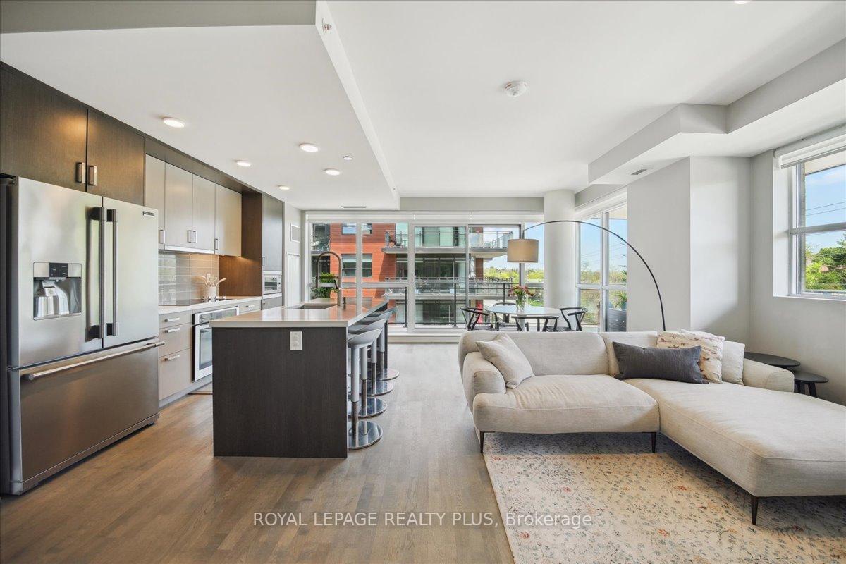 2 Bedrooms Condo at 1575 Lakeshore, Mississauga For sale