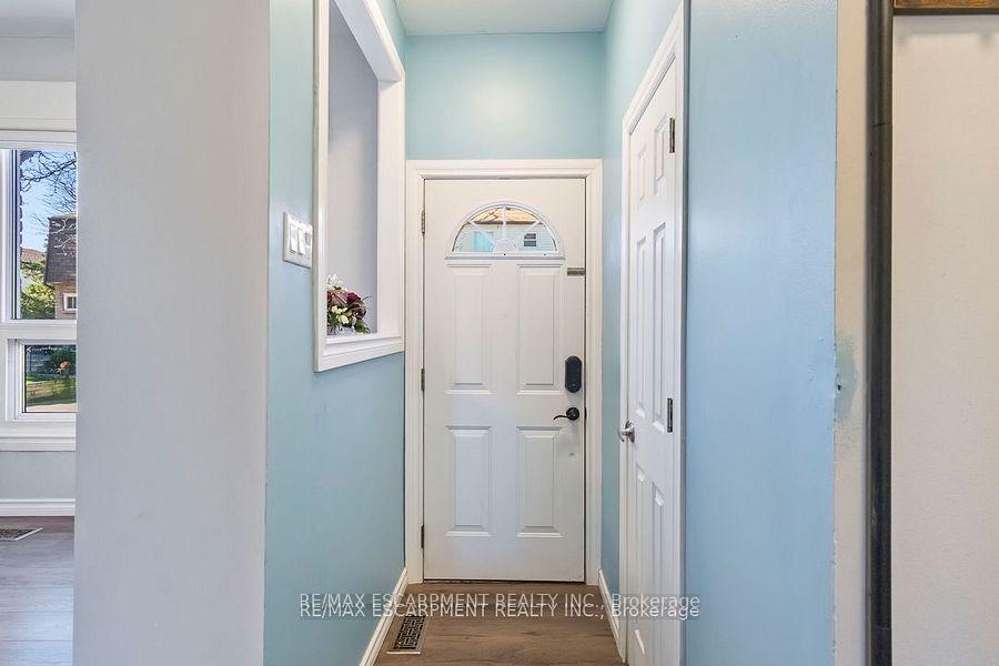 3 Bedrooms Condo at 1301 Upper Gage,  Hamilton For sale