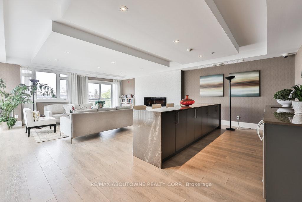 2 Bedrooms Condo at 128 Garden, Oakville For sale