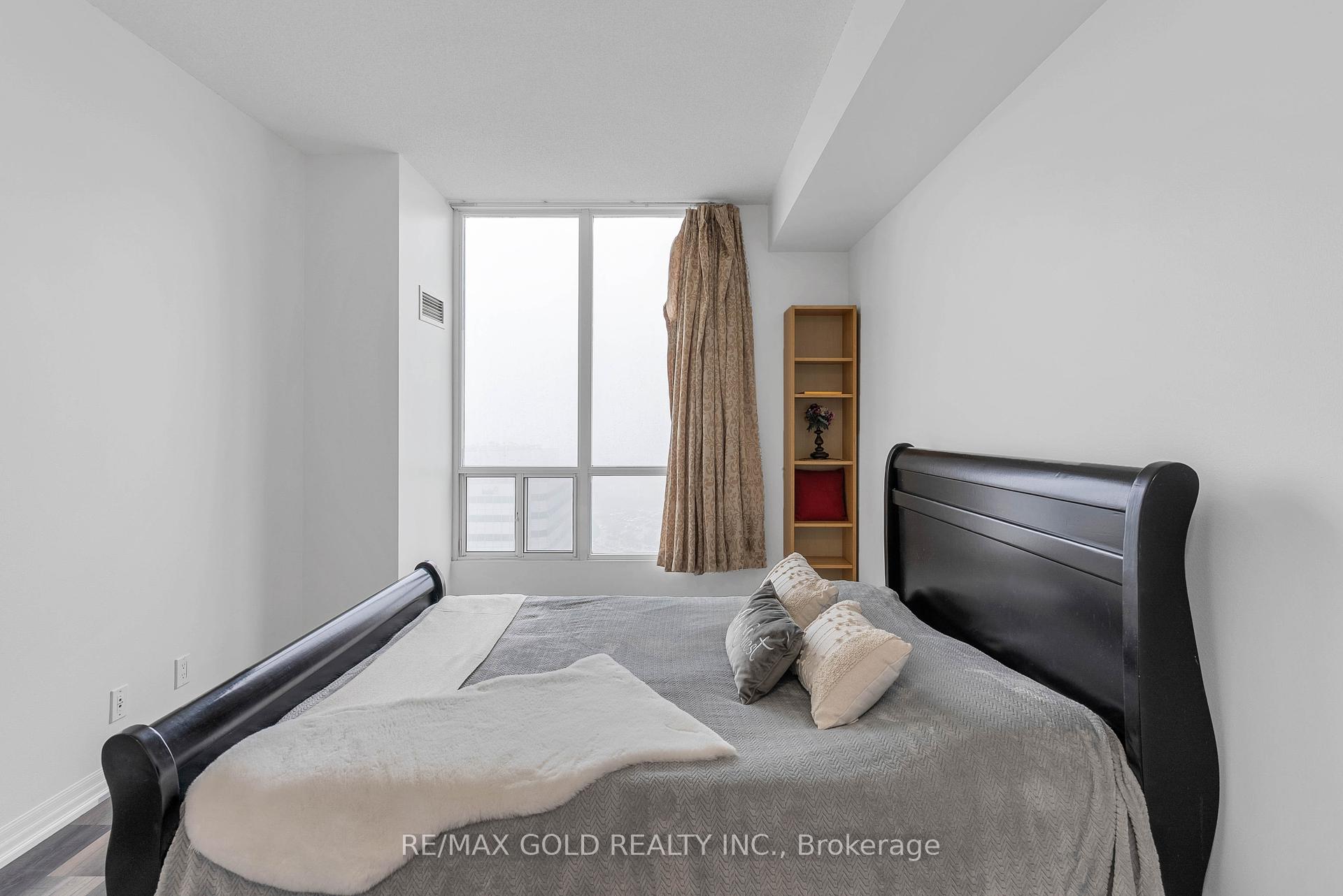 3 Bedrooms Condo at 3939 Duke Of York, Mississauga For sale