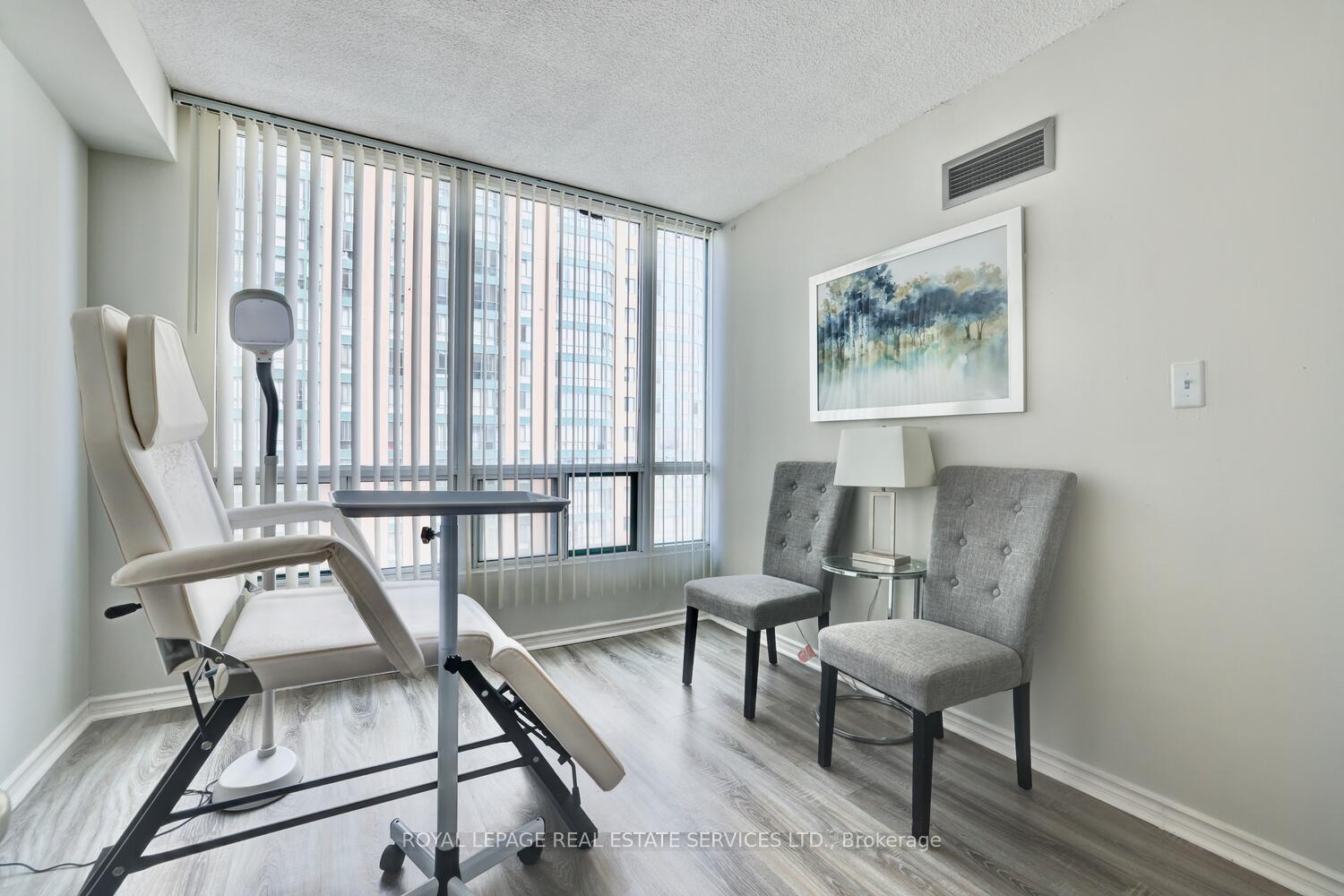 3 Bedrooms Condo at 155 Hillcrest,  Mississauga For sale