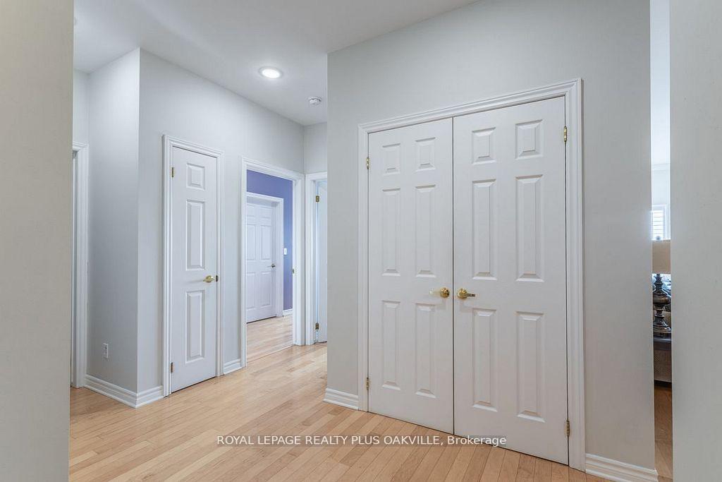 2 Bedrooms Condo at 1499 Nottinghill, Oakville For sale