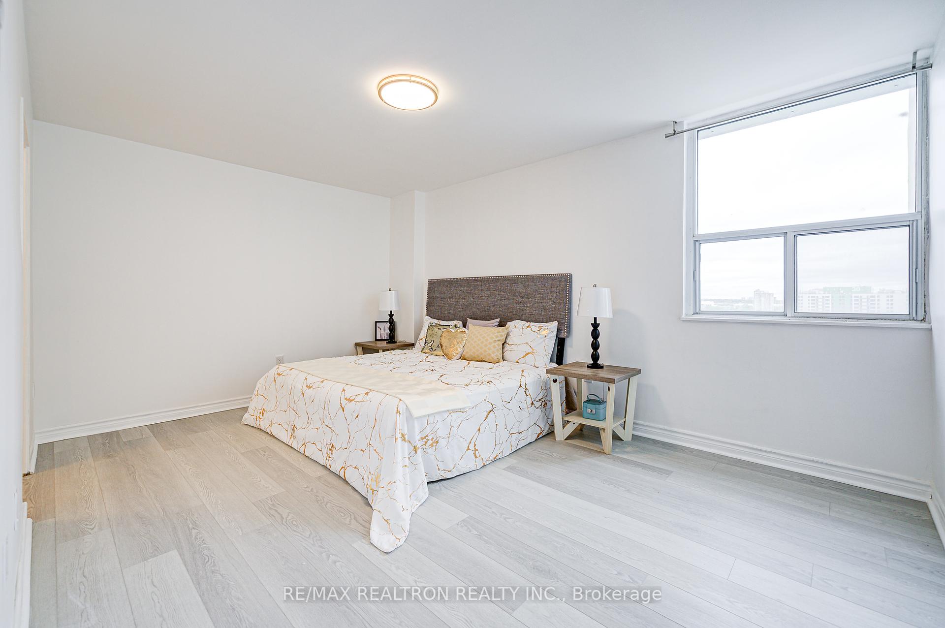 2 Bedrooms Condo at 5 Massey, Toronto For sale