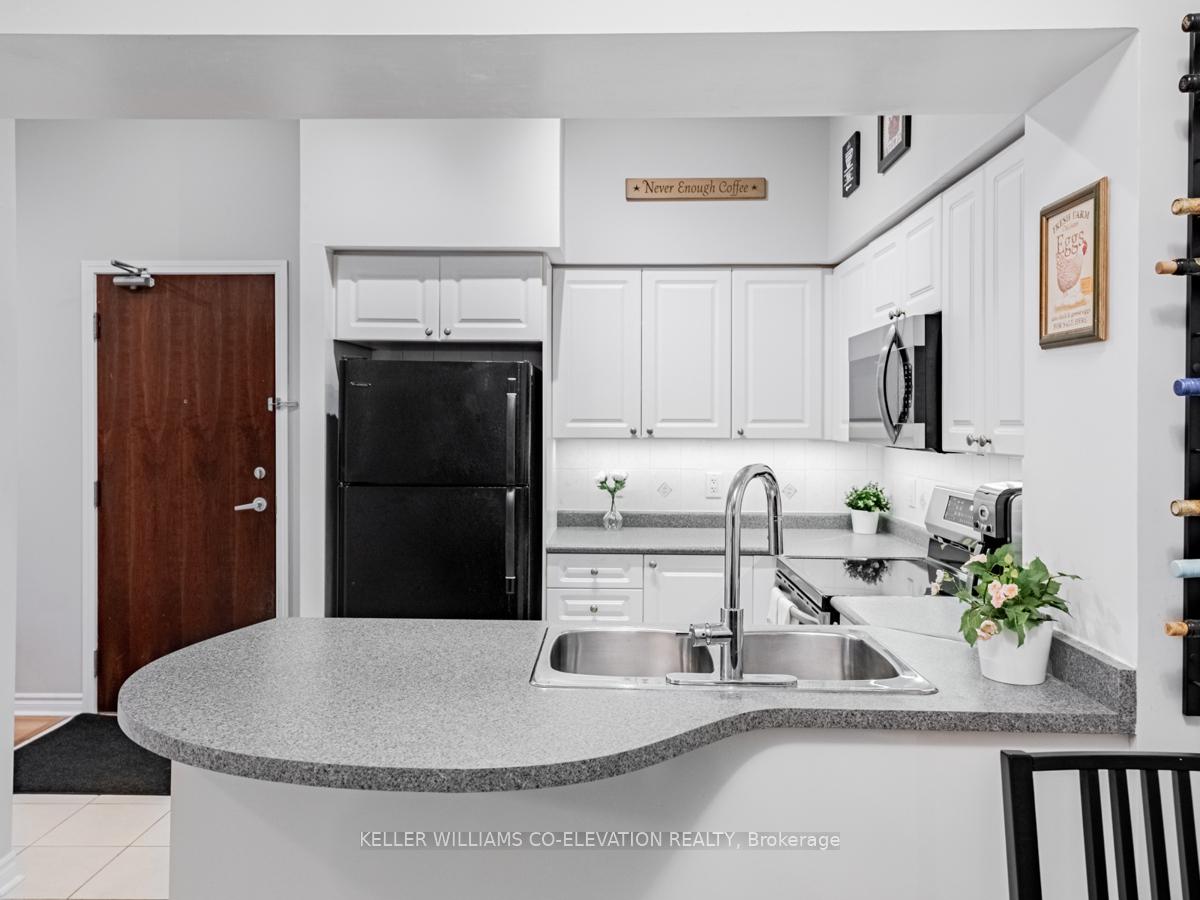 2 Bedrooms Condo at 330 Princess Royal, Mississauga For sale