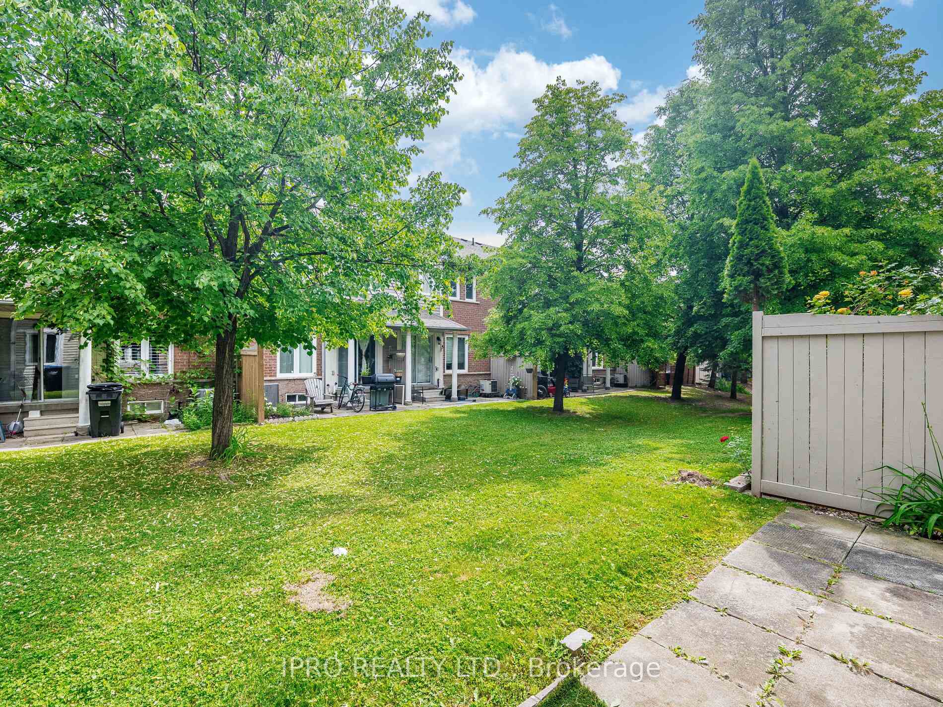 4 Bedrooms Condo at 833 Scollard, Mississauga For sale