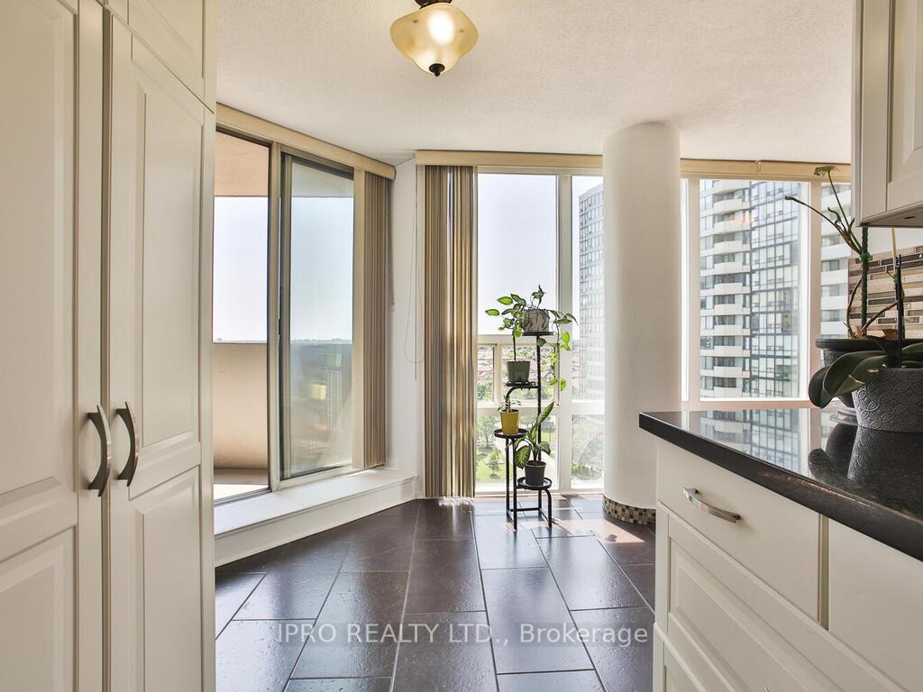 3 Bedrooms Condo at 330 Rathburn, Mississauga For sale