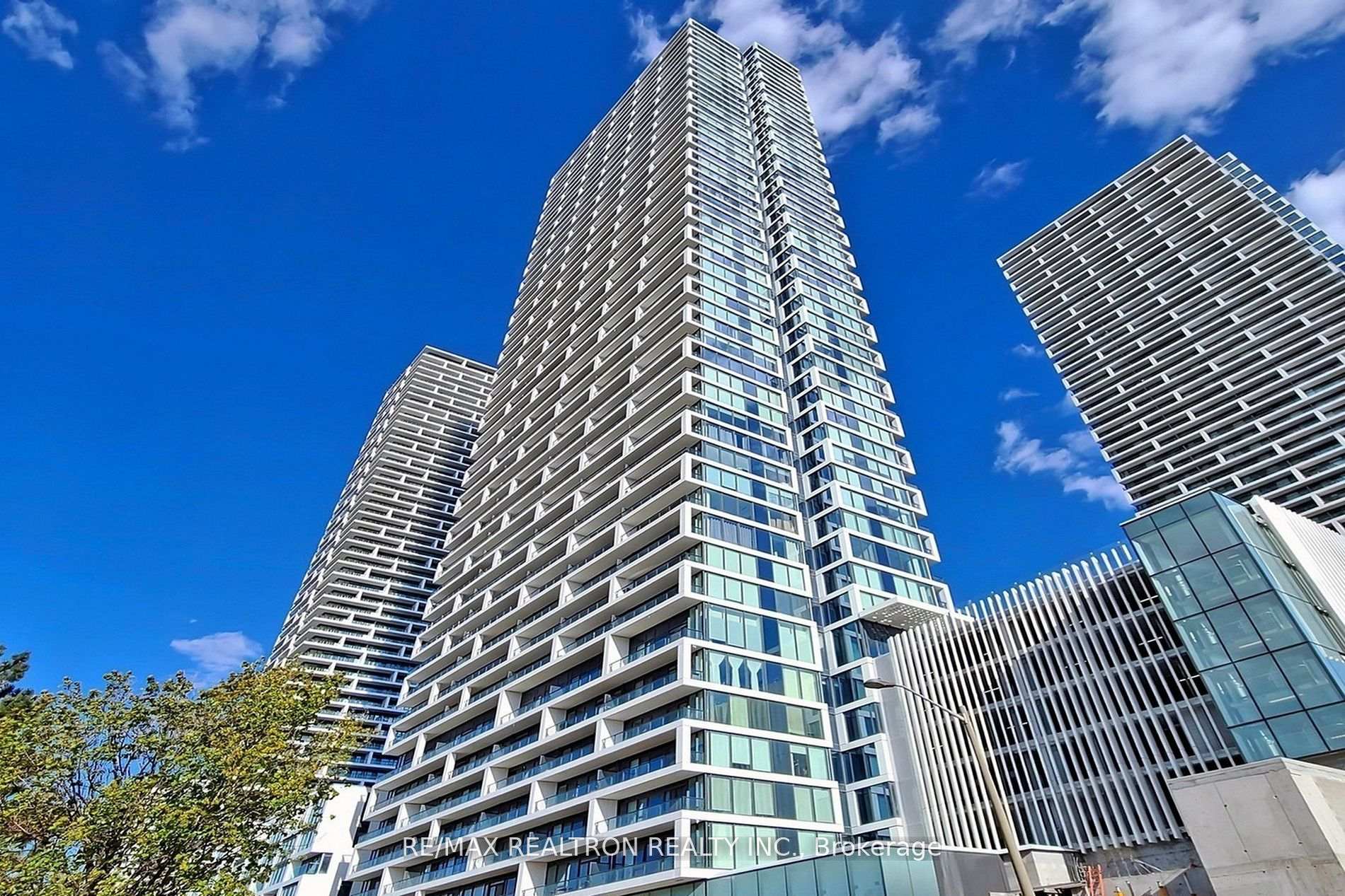 2 Bedrooms Condo at 950 Portage, Vaughan For sale