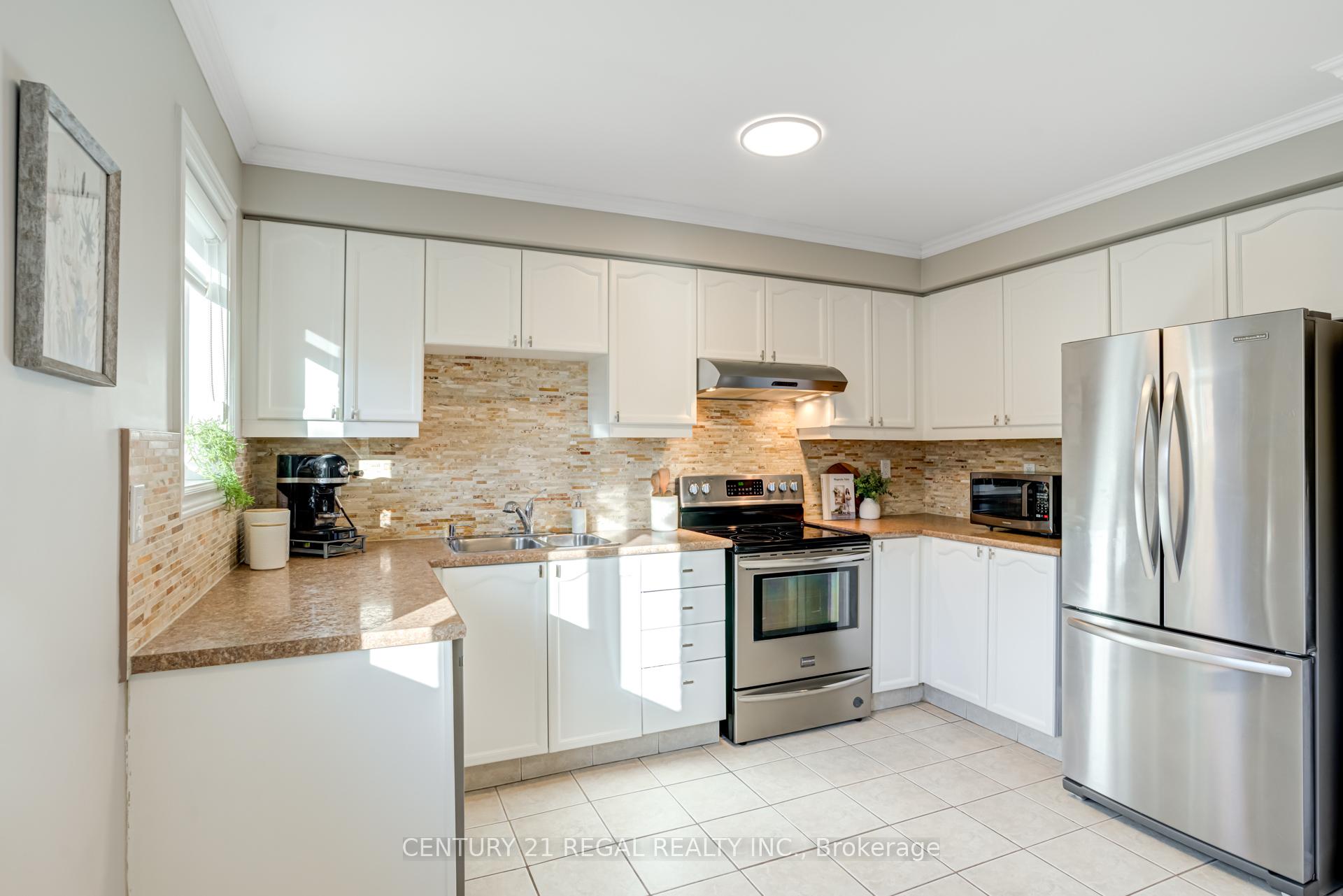 3 Bedrooms Condo at 45 Bristol, Mississauga For sale