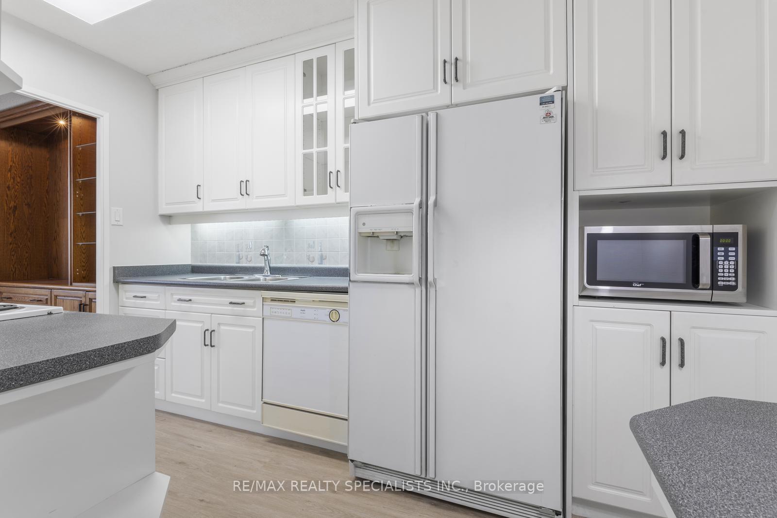 2 Bedrooms Condo at 2929 Aquitaine, Mississauga For sale