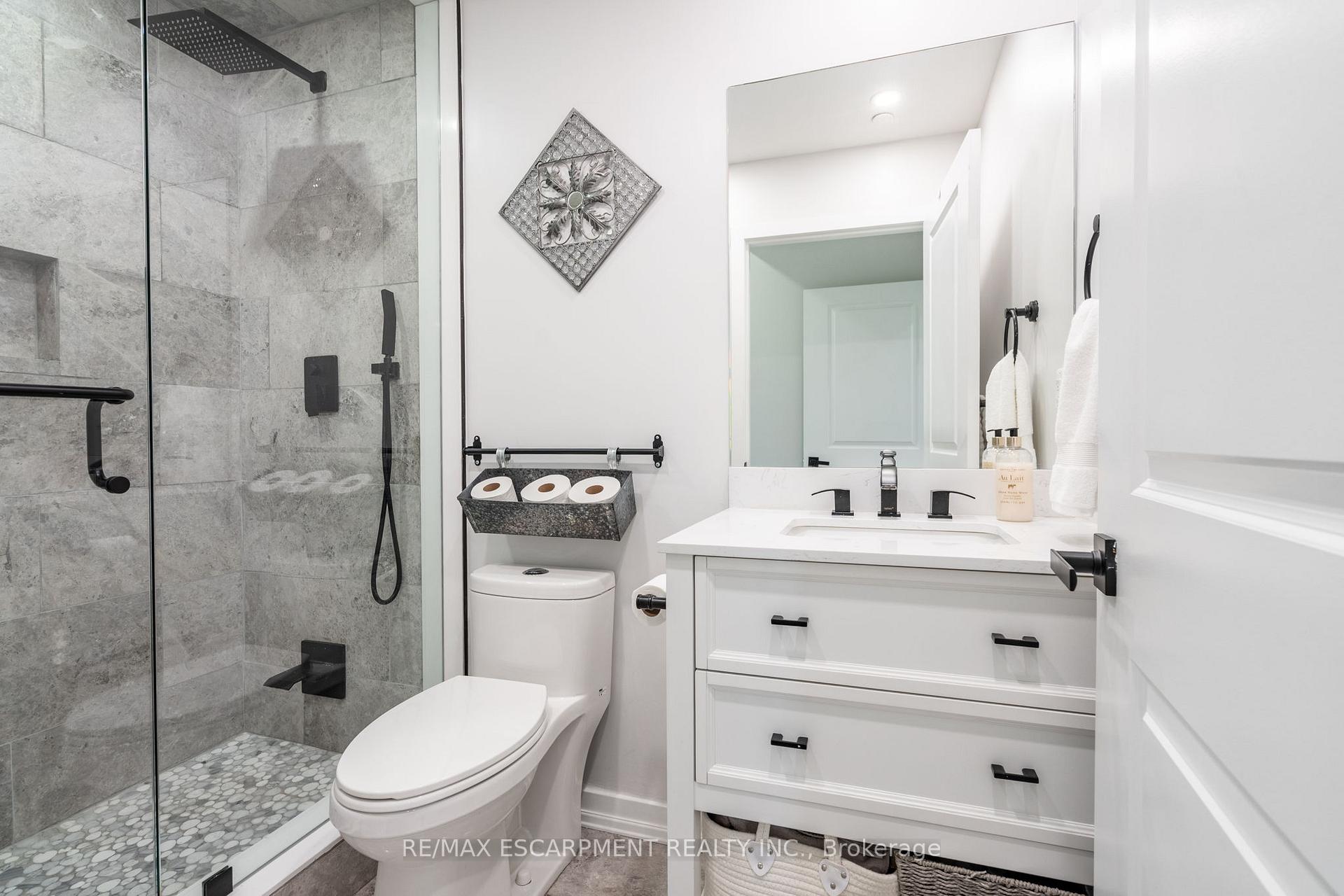 2 Bedrooms Condo at 125 Shoreview, Hamilton For sale