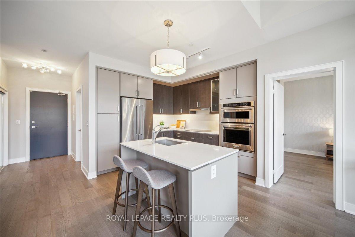 3 Bedrooms Condo at 1575 Lakeshore, Mississauga For sale