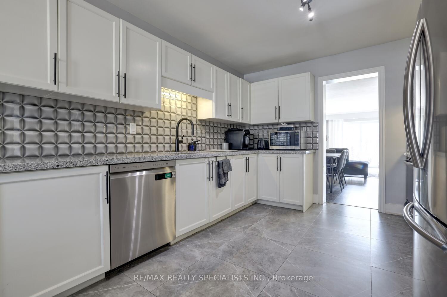 3 Bedrooms Condo at 3265 South Millway, Mississauga For sale