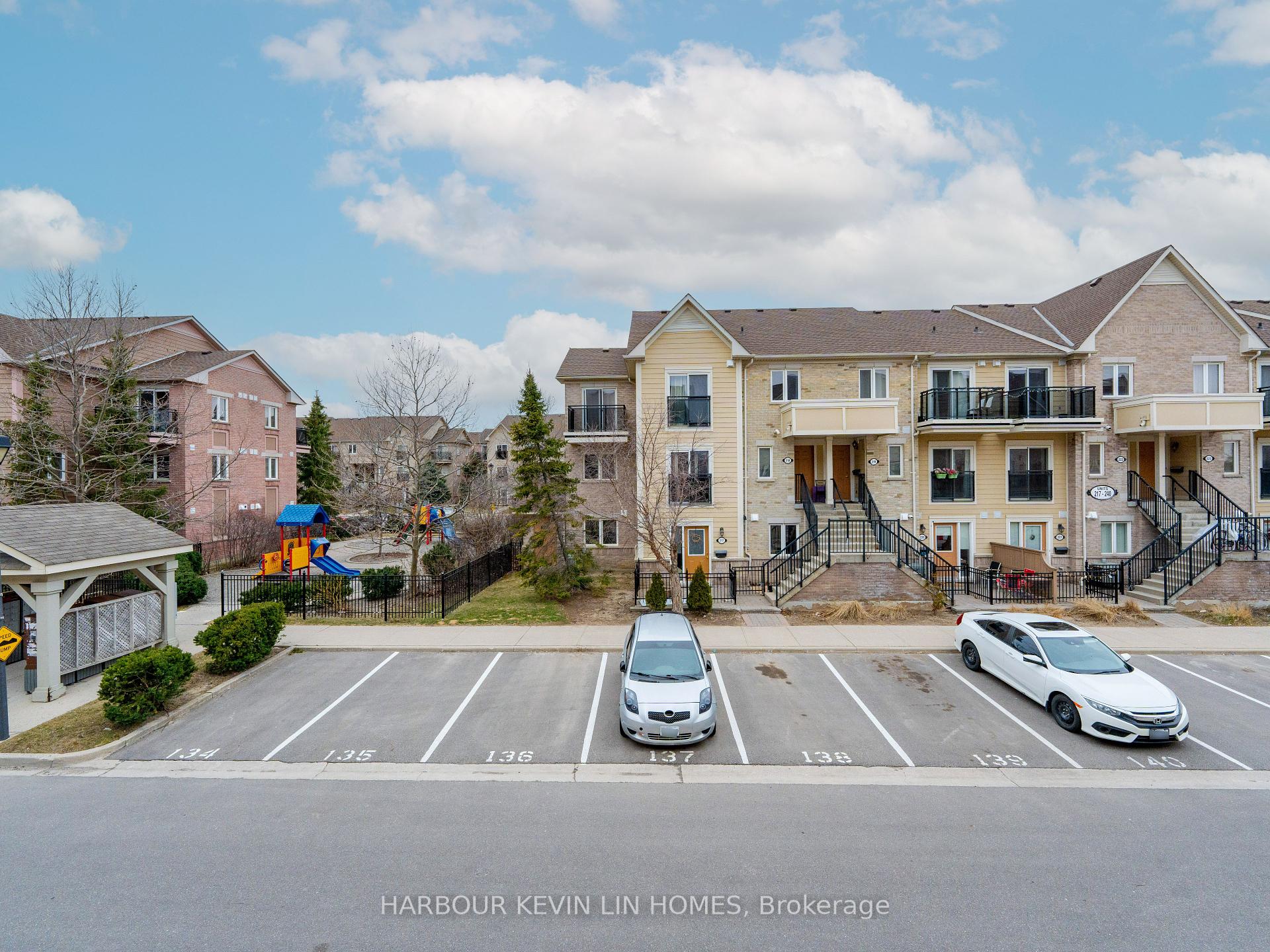 3 Bedrooms Condo at 4975 Southampton, Mississauga For sale