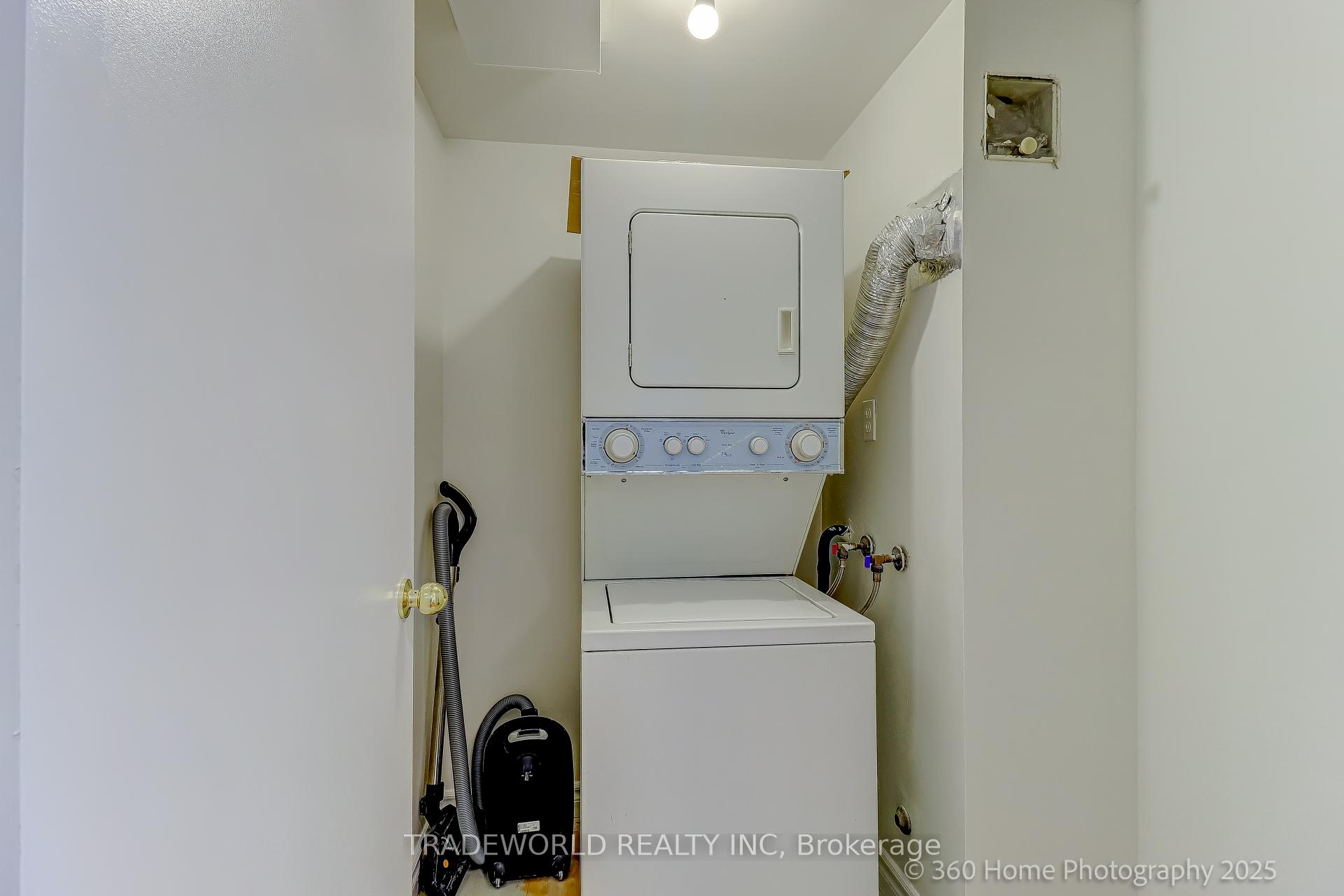 3 Bedrooms Condo at 155 Hillcrest, Mississauga For sale