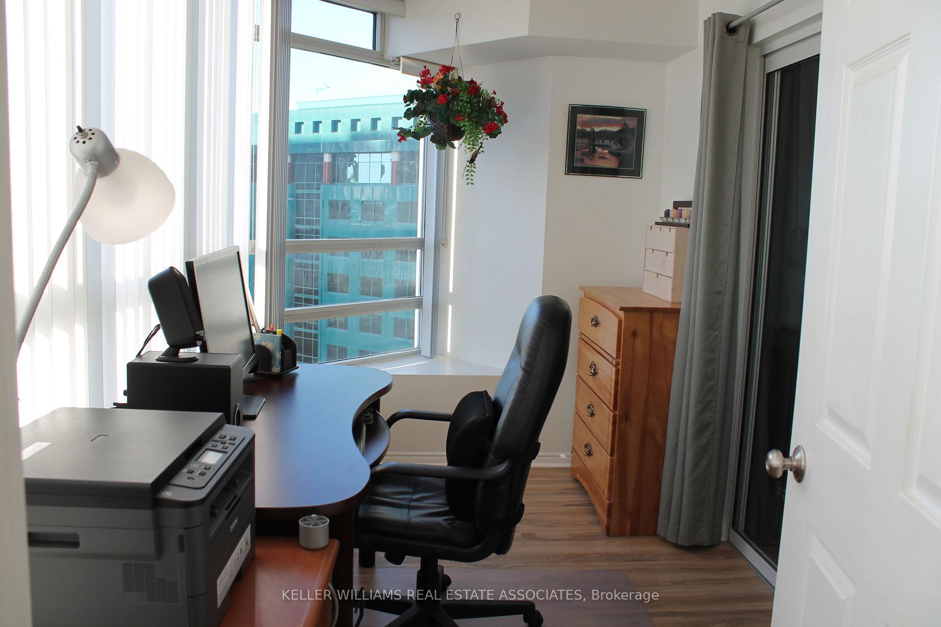 2 Bedrooms Condo at 50 Kingsbridge Garden, Mississauga For sale
