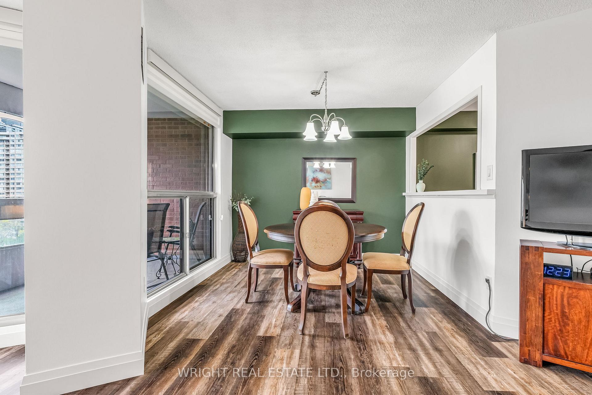 3 Bedrooms Condo at 1580 Mississauga Valley,  Mississauga For sale
