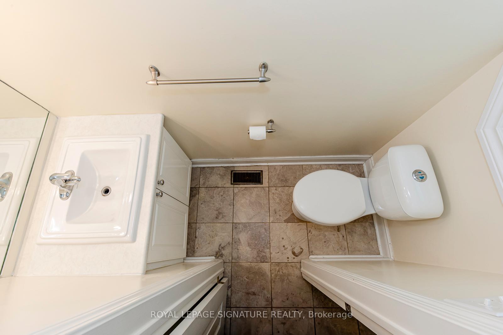 3 Bedrooms Condo at 5659 Glen Erin, Mississauga For sale