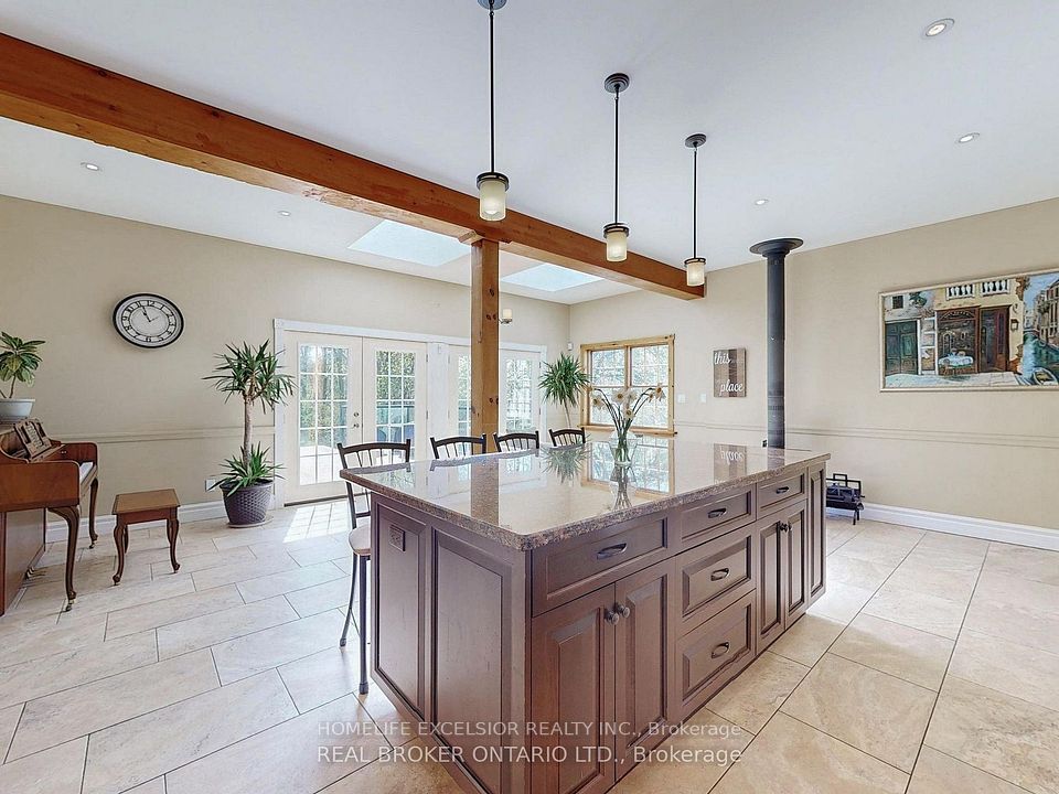 Kitchen Island w/Seating Area