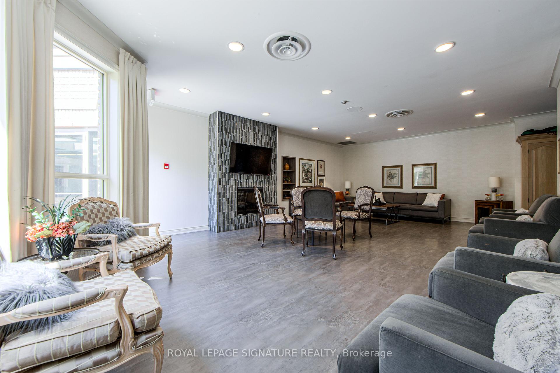 3 Bedrooms Condo at 55 Kingsbridge Garden, Mississauga For sale