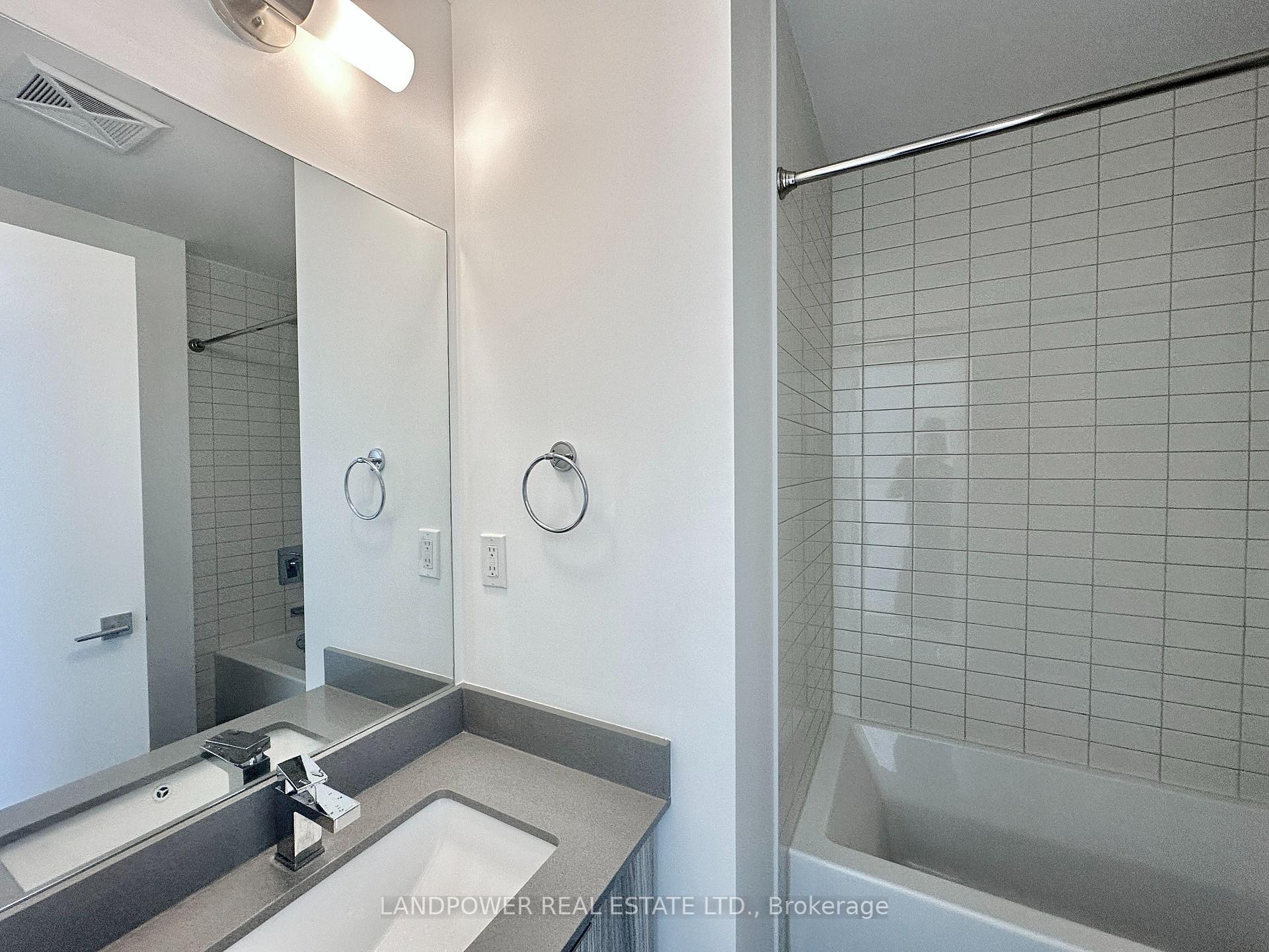 2 Bedrooms Condo at 2908 Highway 7, Vaughan For sale