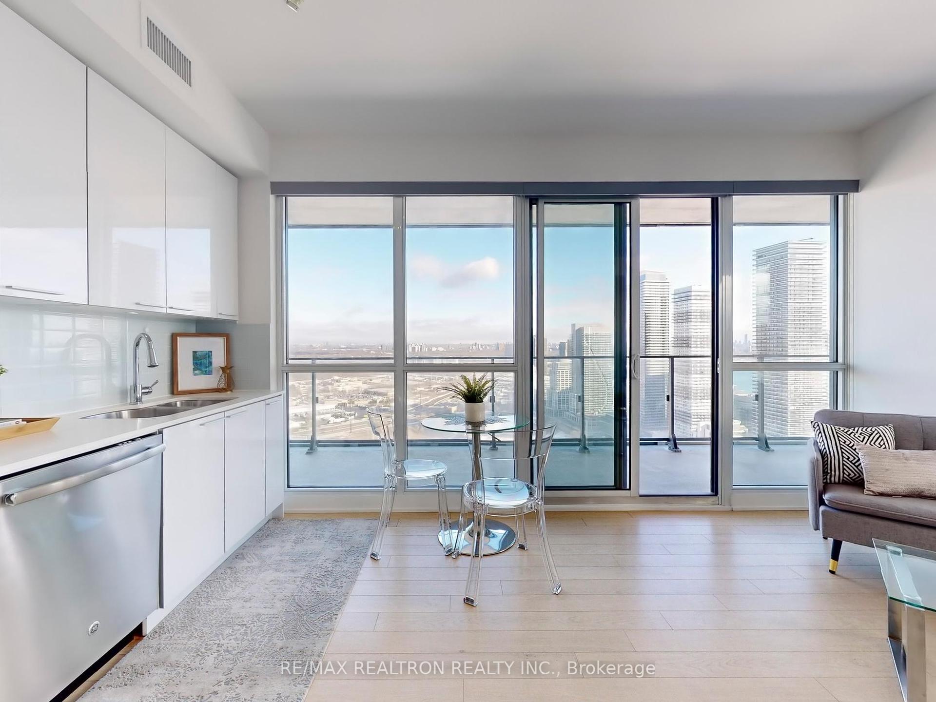 3 Bedrooms Condo at 10 Park Lawn, Toronto For sale