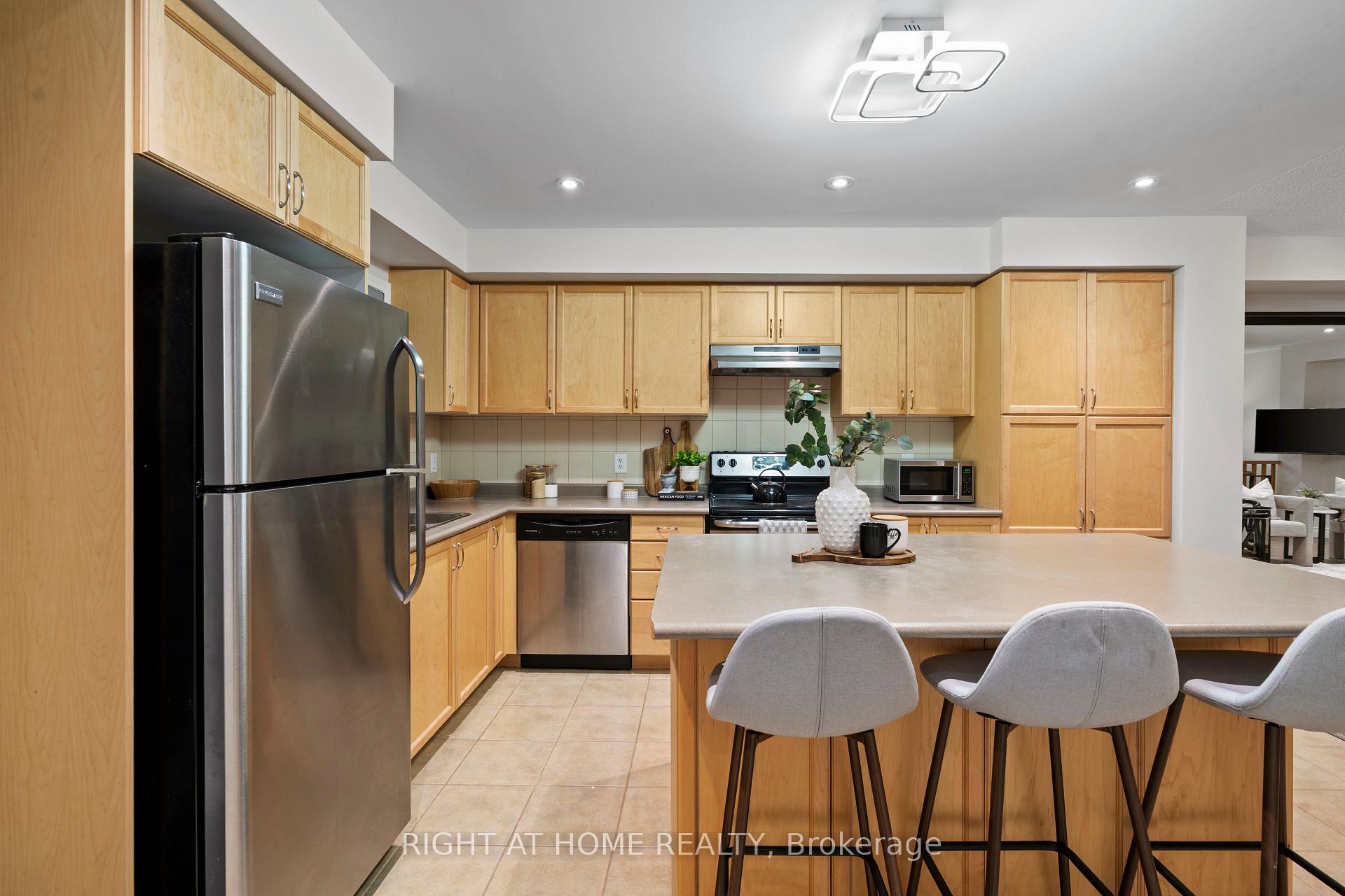 3 Bedrooms Condo at 5650 Winston Churchhill, Mississauga For sale