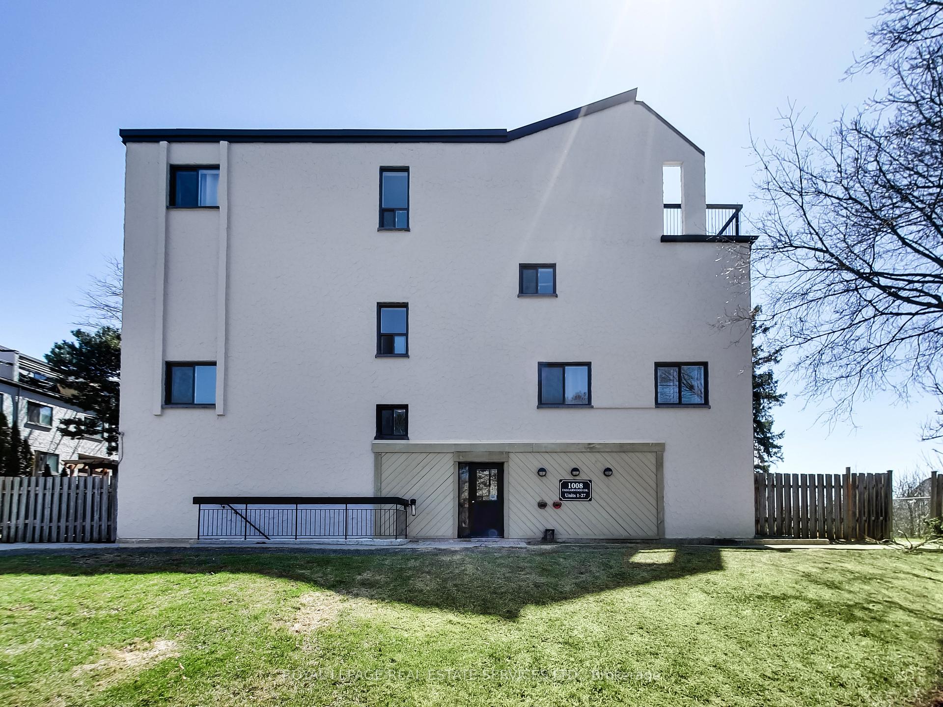 3 Bedrooms Condo at 1008 Falgarwood,  Oakville For sale