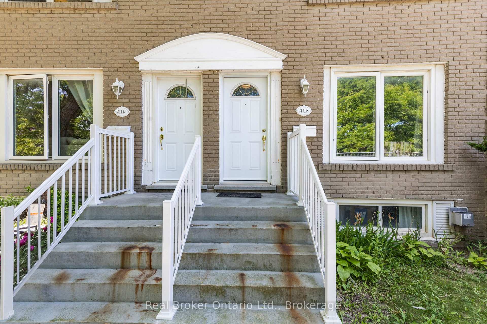 3 Bedrooms Condo at 2111 Meadowbrook, Burlington For sale