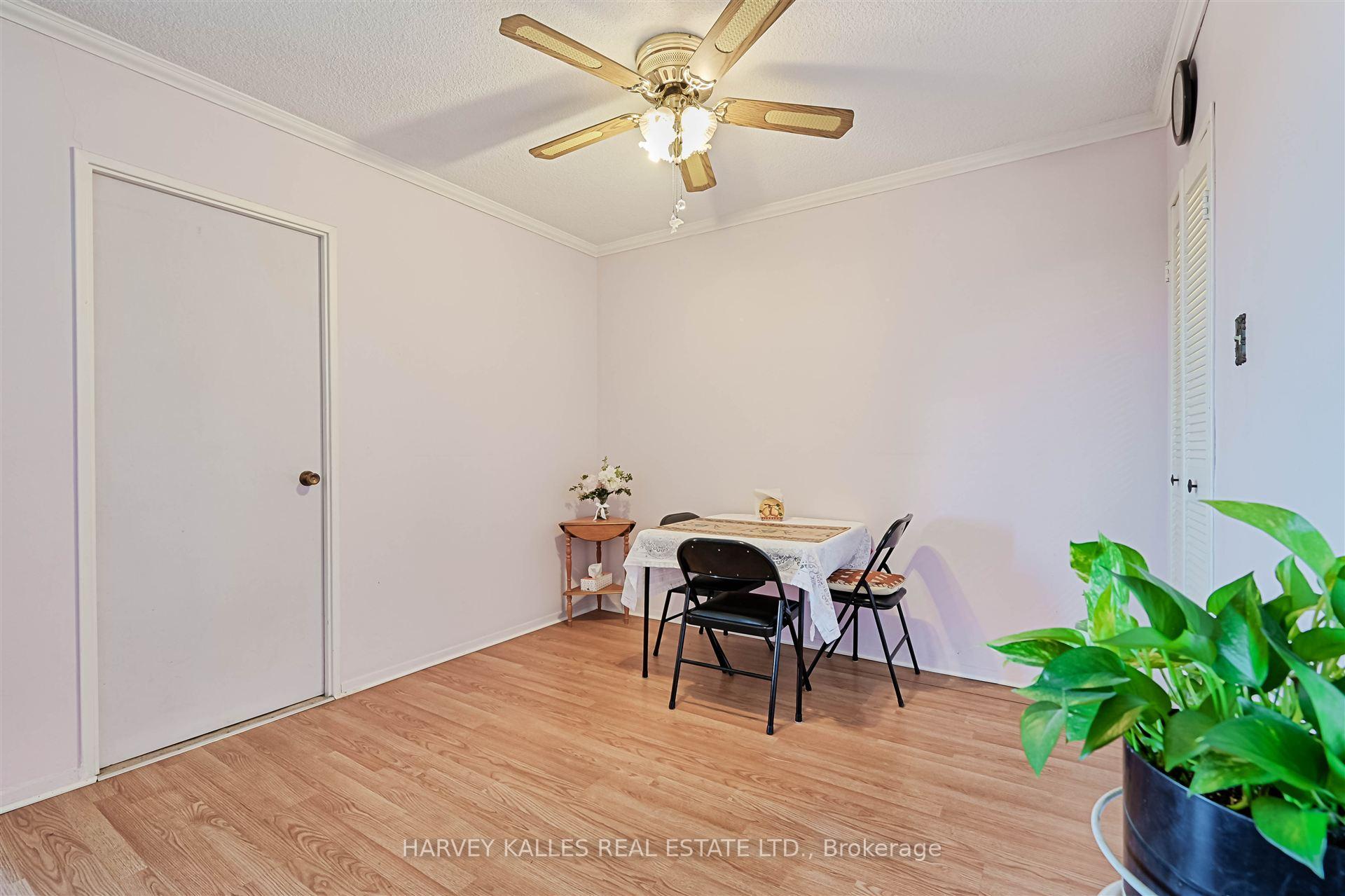 2 Bedrooms Condo at 2929 Aquitaine, Mississauga For sale