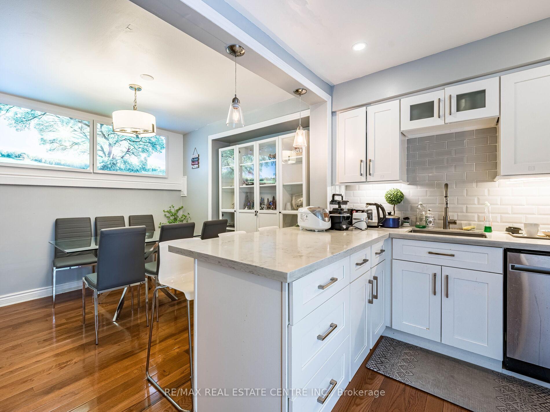 5 Bedrooms Condo at 34 San Roberto, Toronto For sale