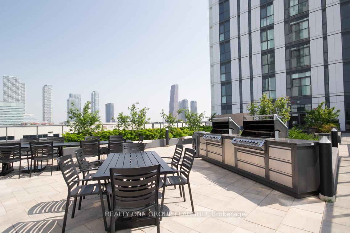 2 Bedrooms Condo at 38 Honeycrisp, Vaughan For sale