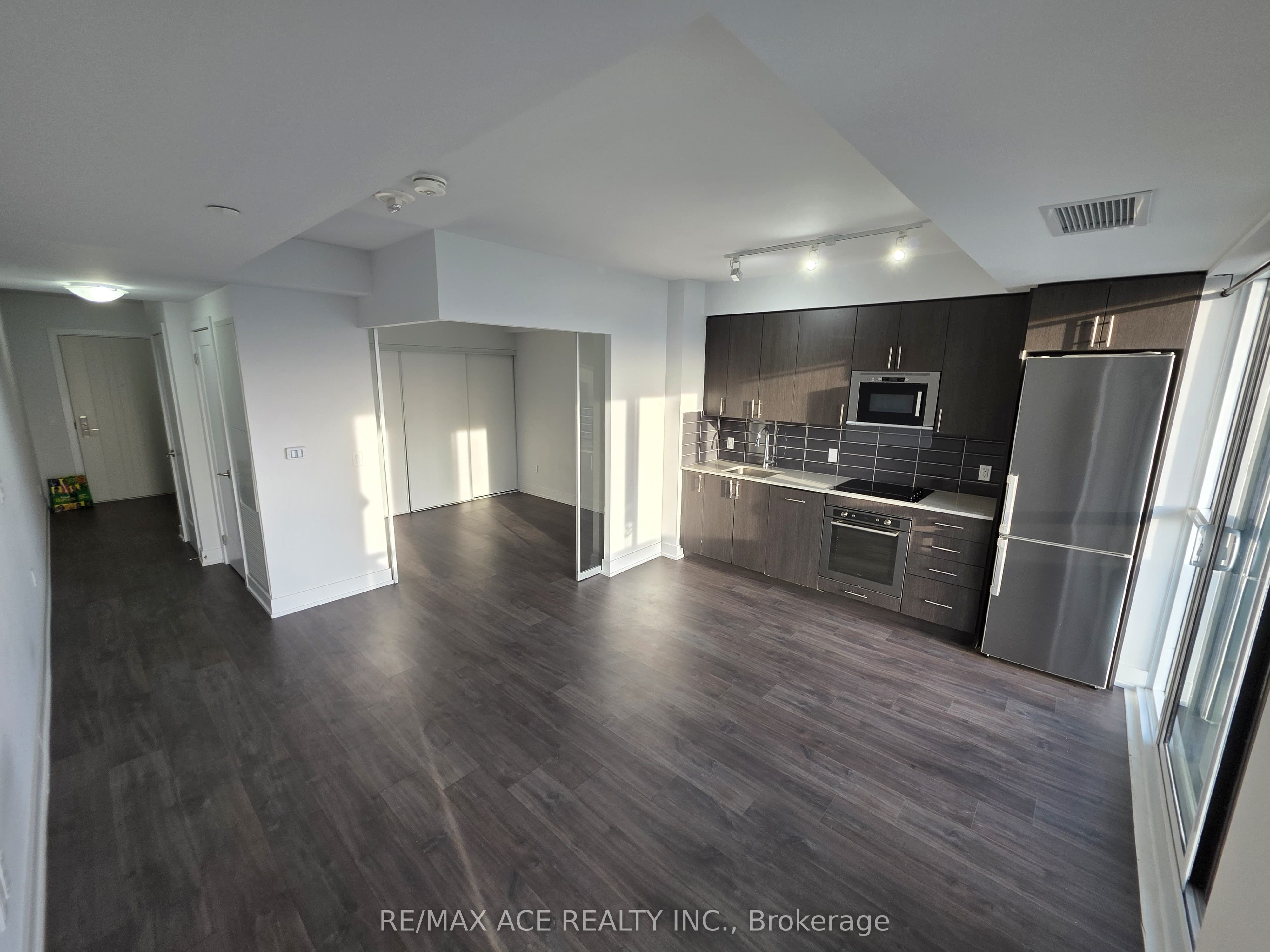 2550 Simcoe Street N, #1402