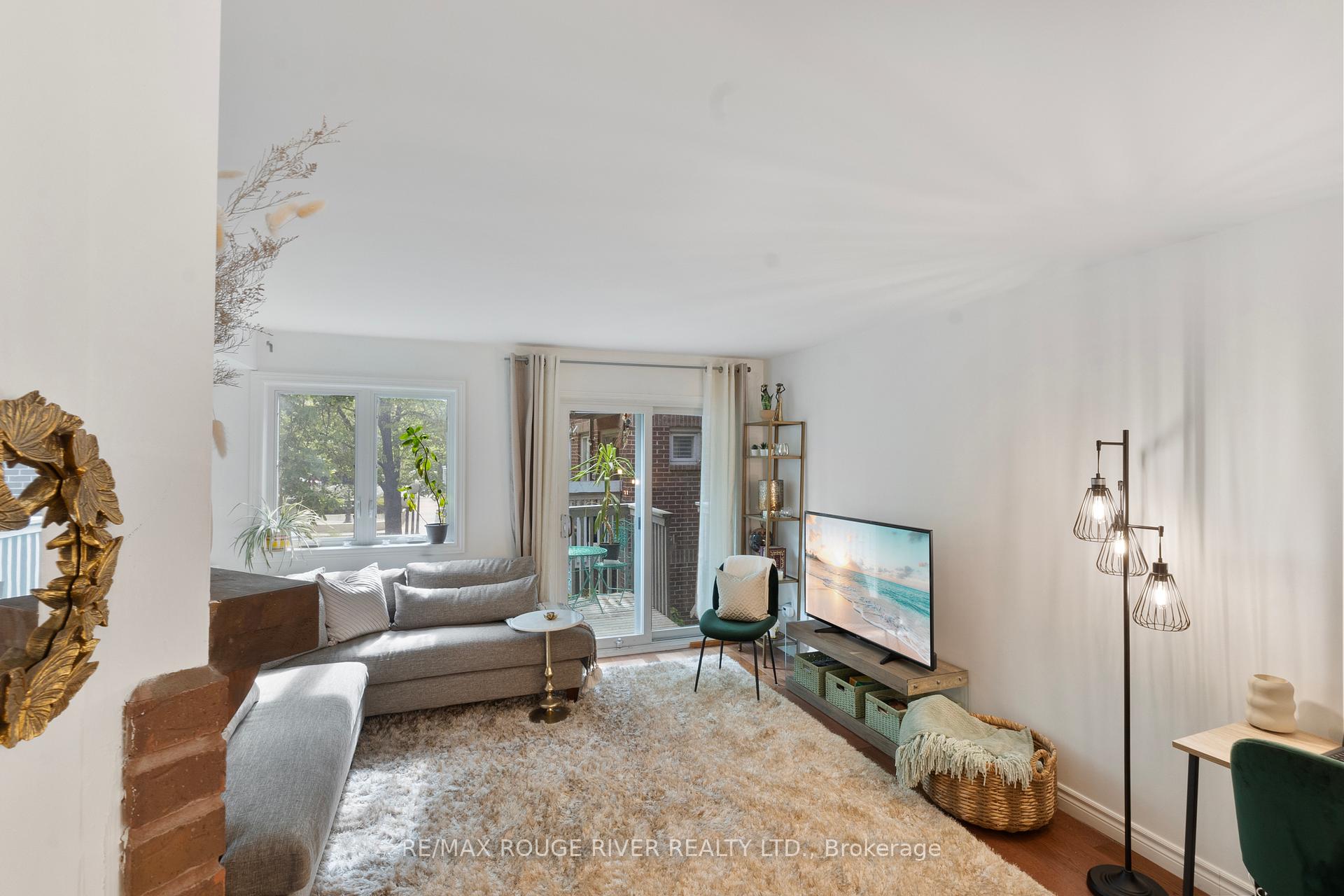 2 Bedrooms Condo at 32 Massey, Toronto For sale