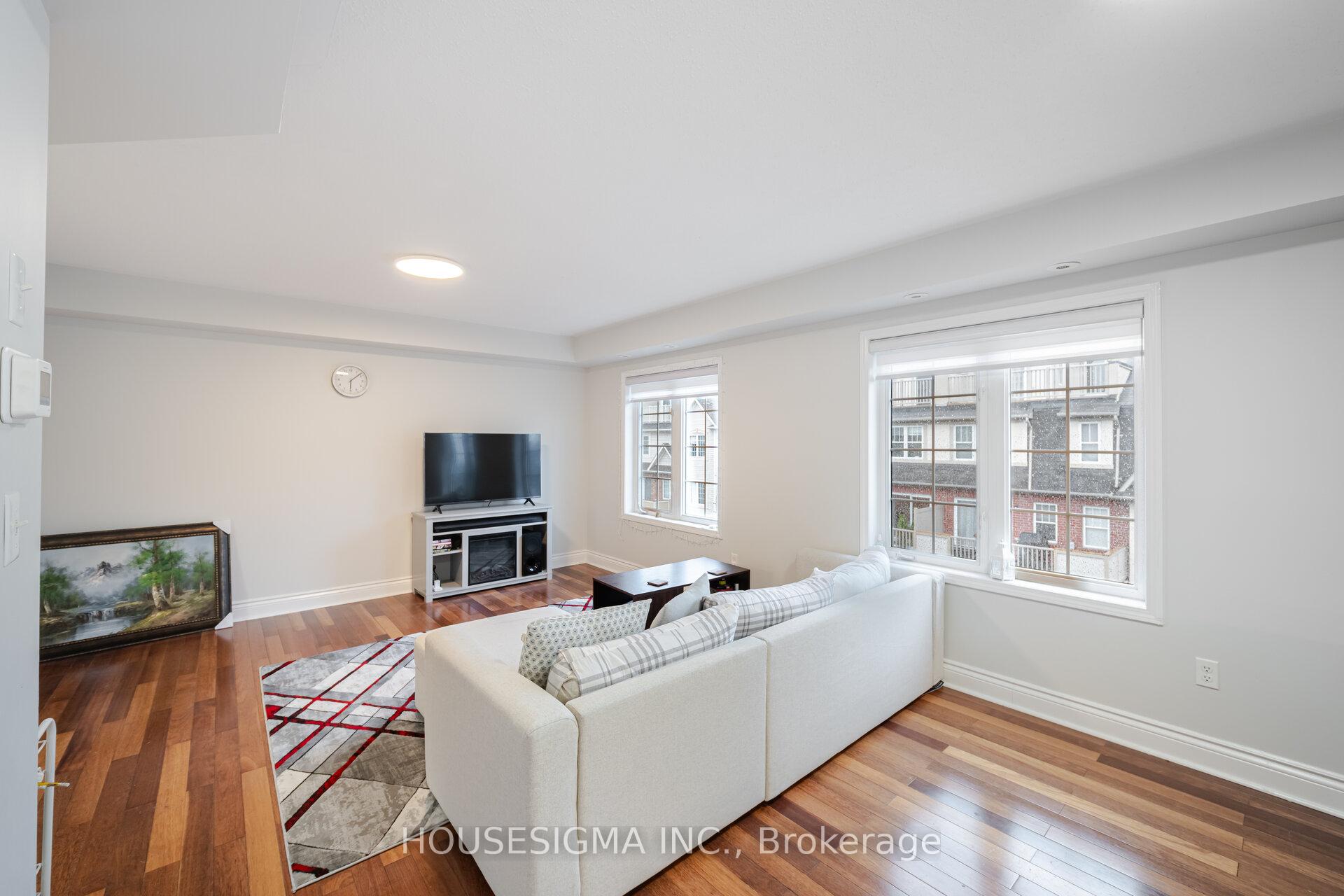 3 Bedrooms Condo at 760 Neighbourhood, Mississauga For sale
