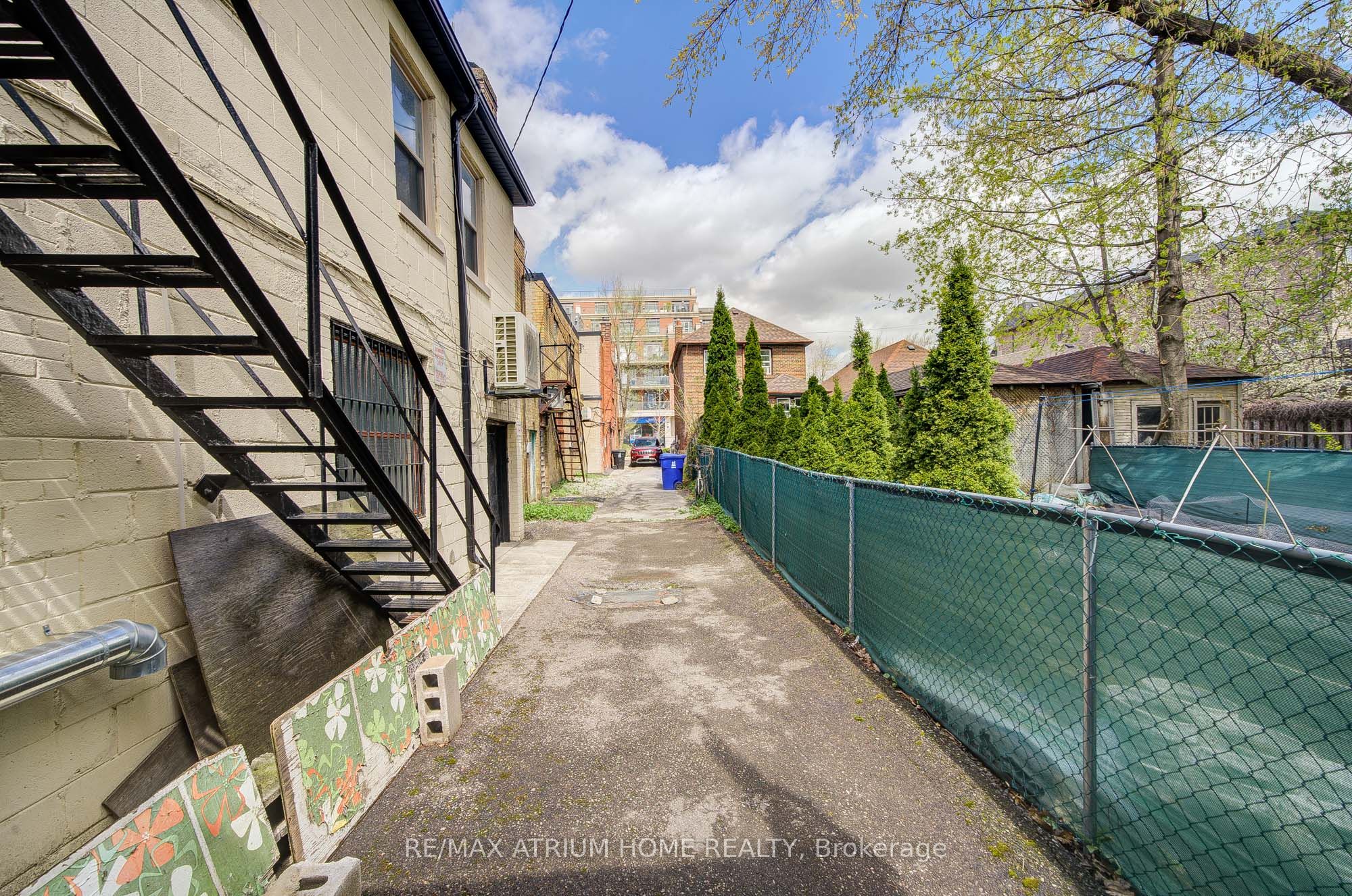 1685 Avenue Road, #Main