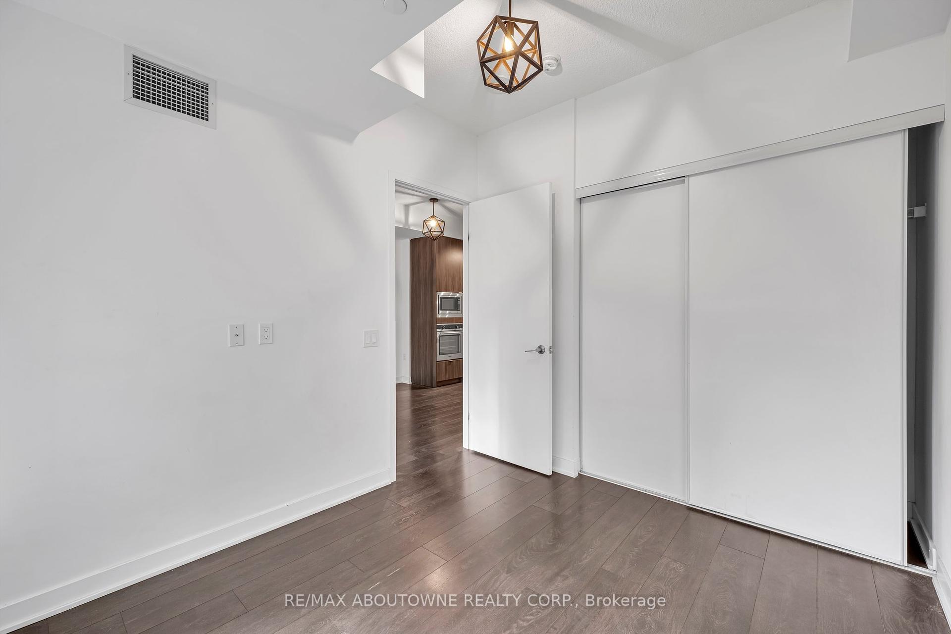 2 Bedrooms Condo at 115 Blue Jays, Toronto For sale