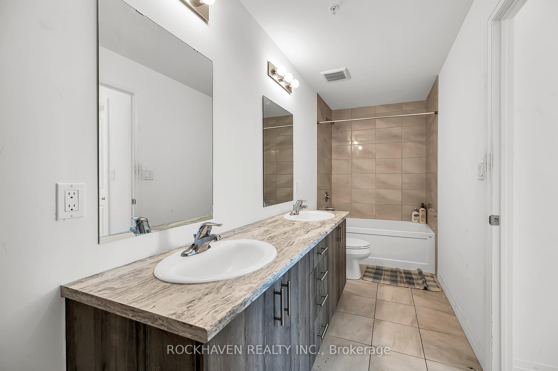 3 Bedrooms Condo at 5 Hamilton, Hamilton For sale
