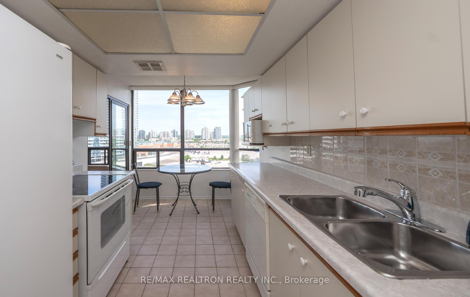 2 Bedrooms Condo at 7420 Bathurst, Vaughan For sale