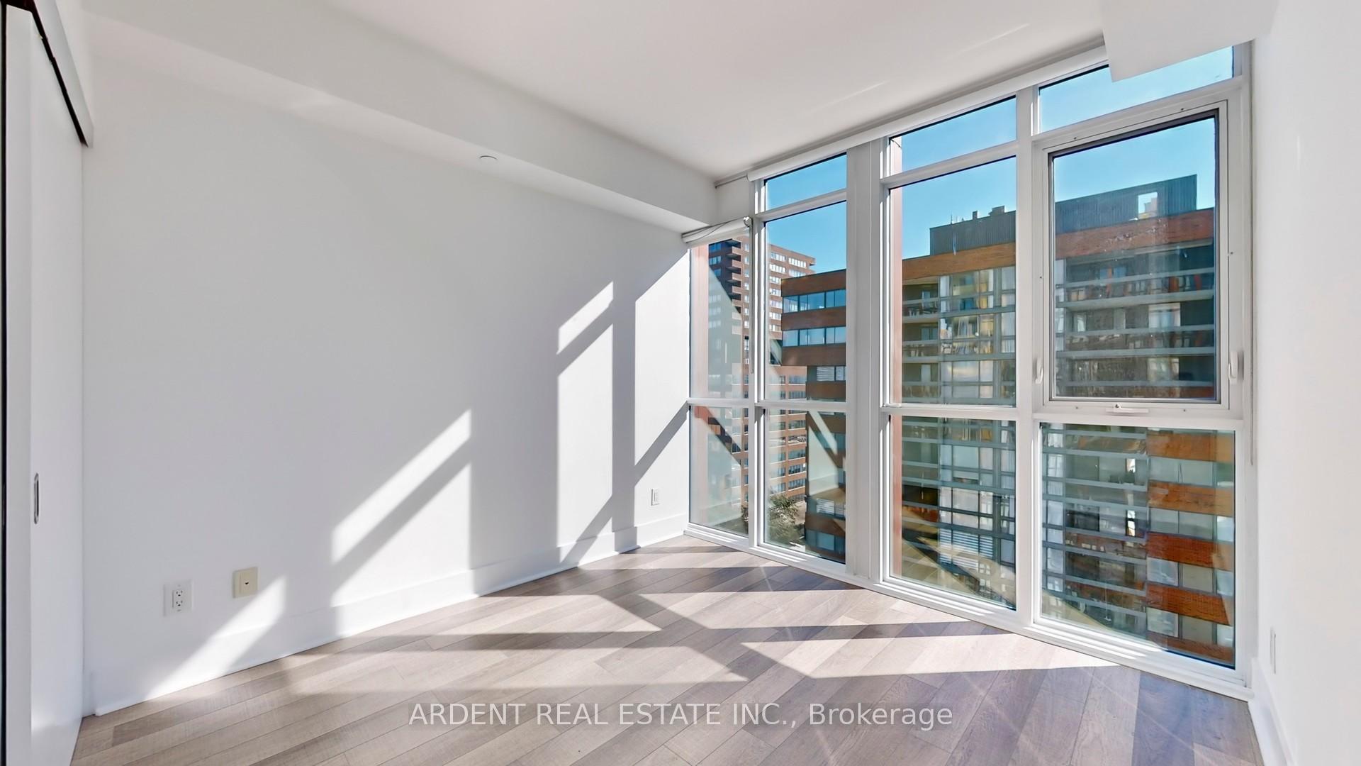 3 Bedrooms Condo at 32 Davenport,  Toronto For sale