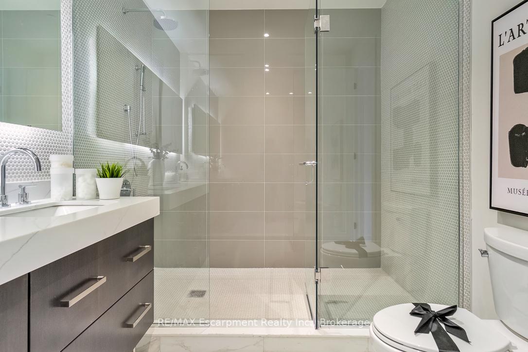 3 Bedrooms Condo at 123 Maurice, Oakville For sale
