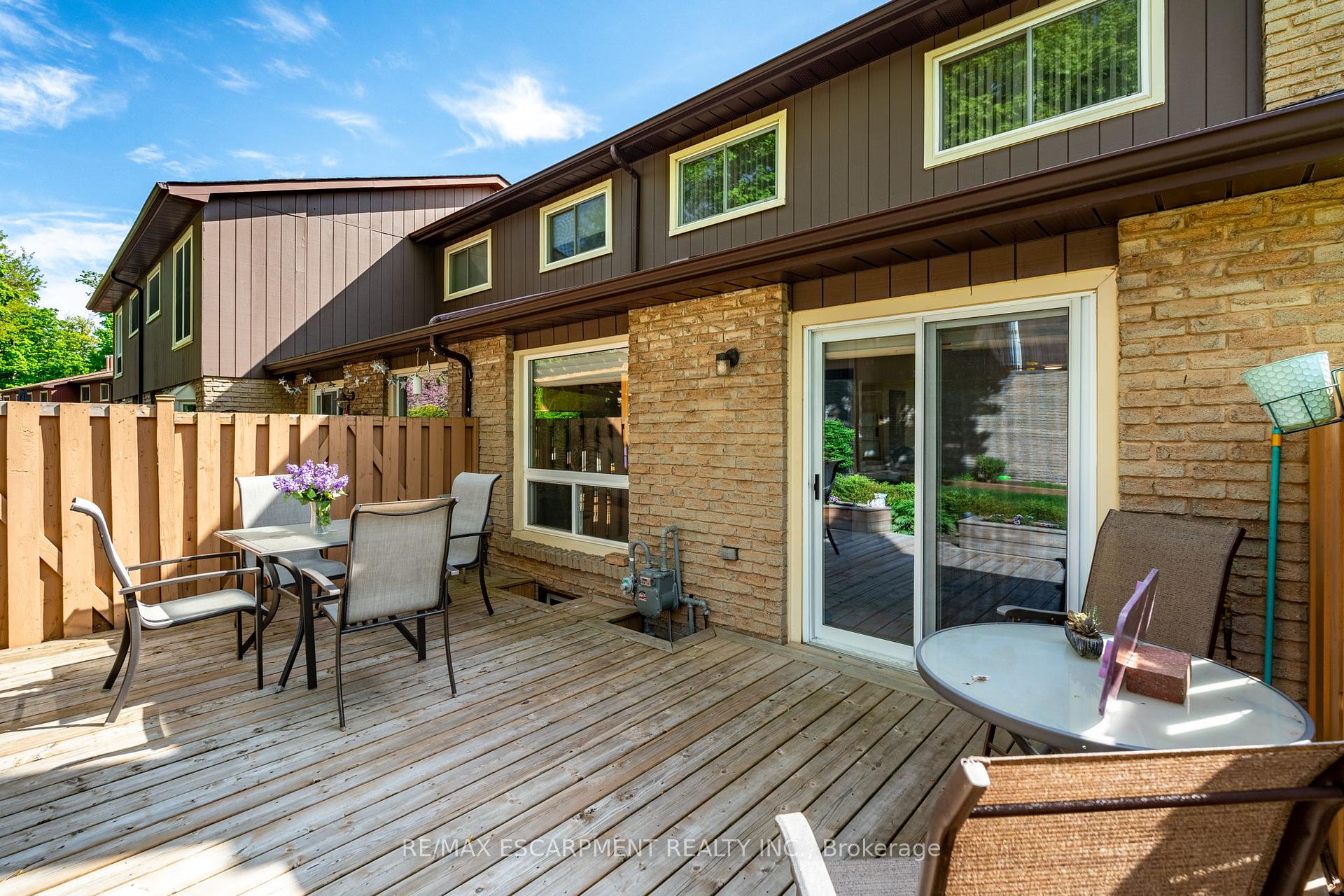 3 Bedrooms Condo at 2301 Cavendish, Burlington For sale