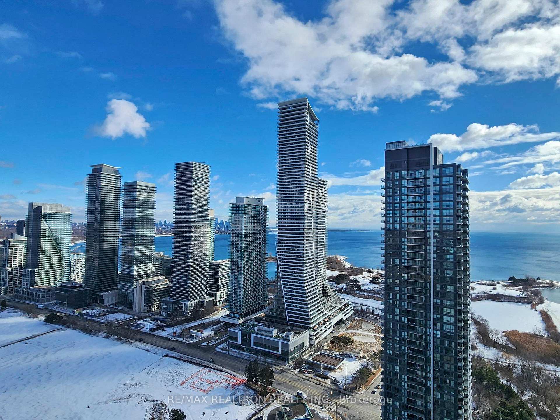 3 Bedrooms Condo at 10 Park Lawn, Toronto For sale