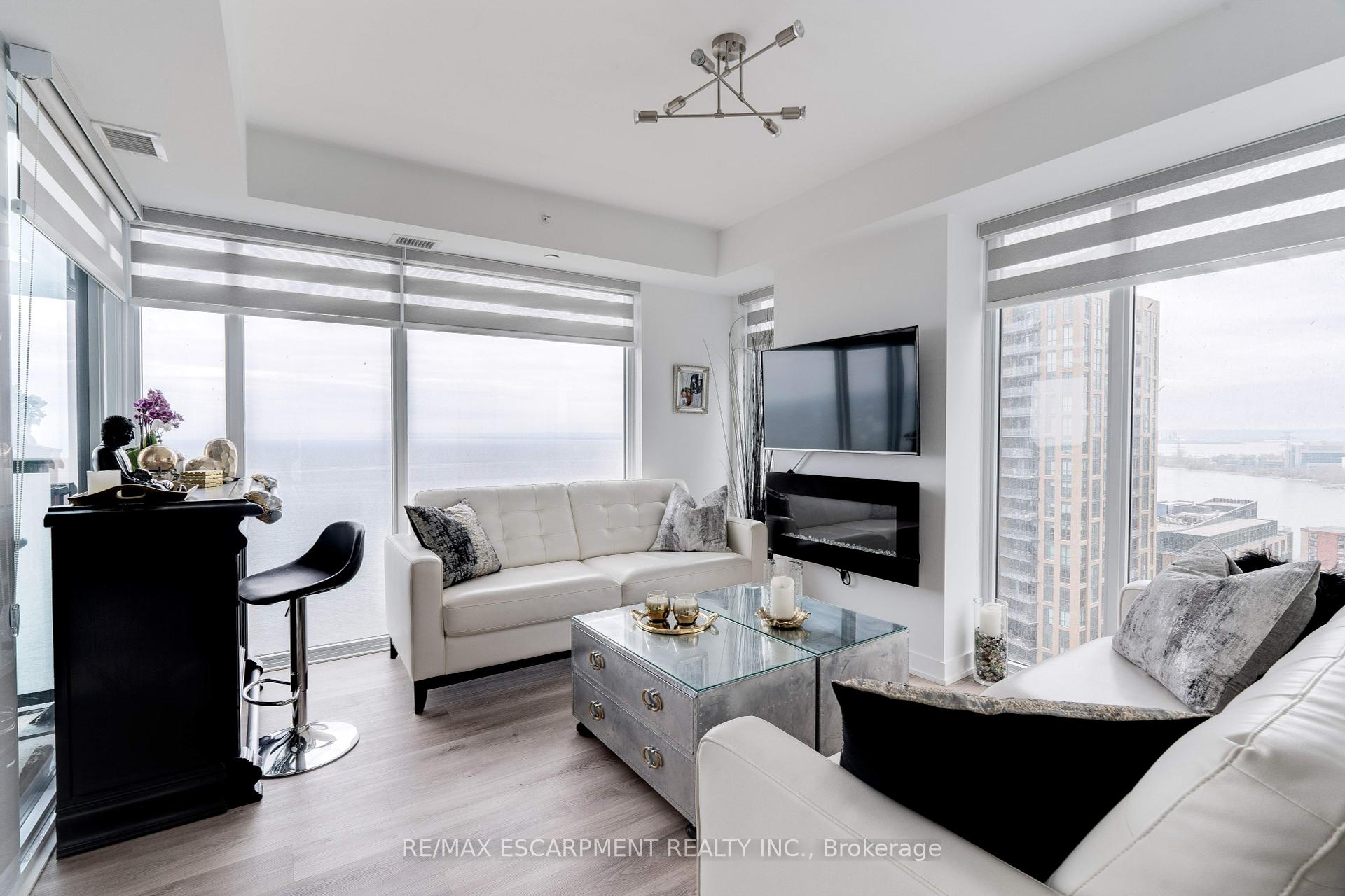2 Bedrooms Condo at 370 Martha, Burlington For sale