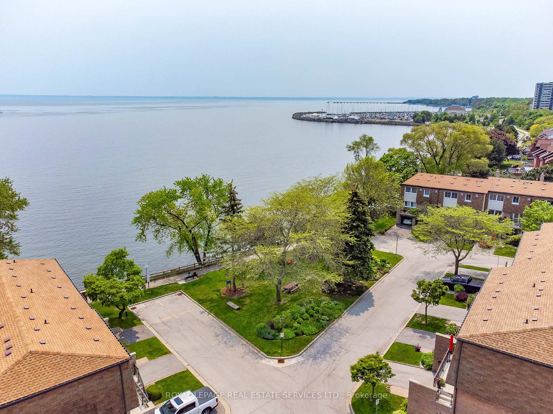 3 Bedrooms Condo at 2098 Marine, Oakville For sale