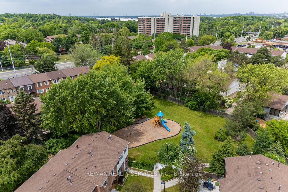 2825 Gananoque