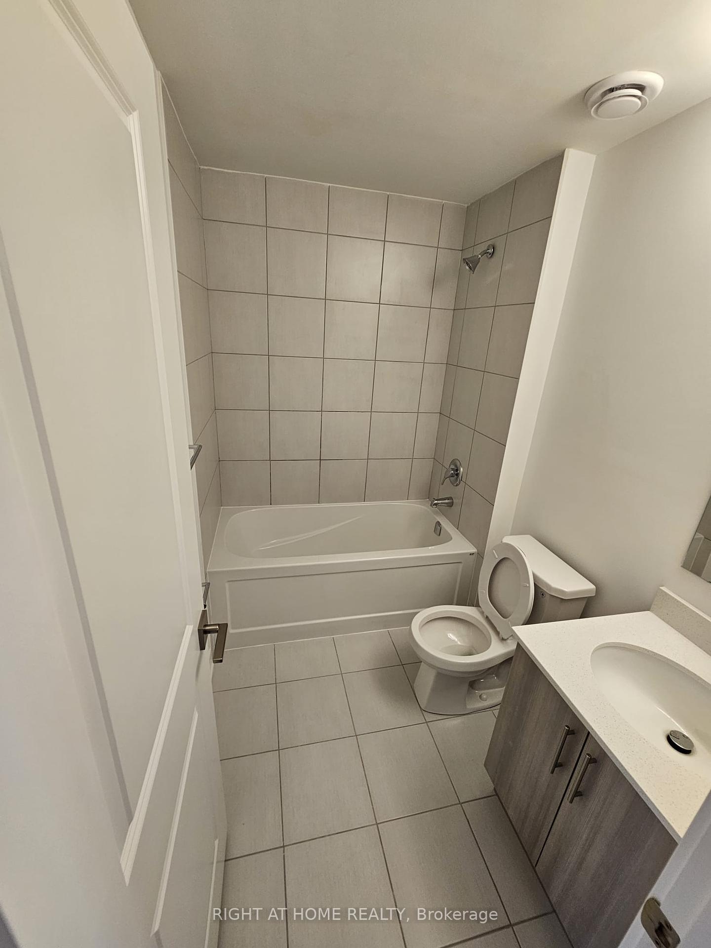 3 Bedrooms Condo at 4017 Hickory, Mississauga For sale